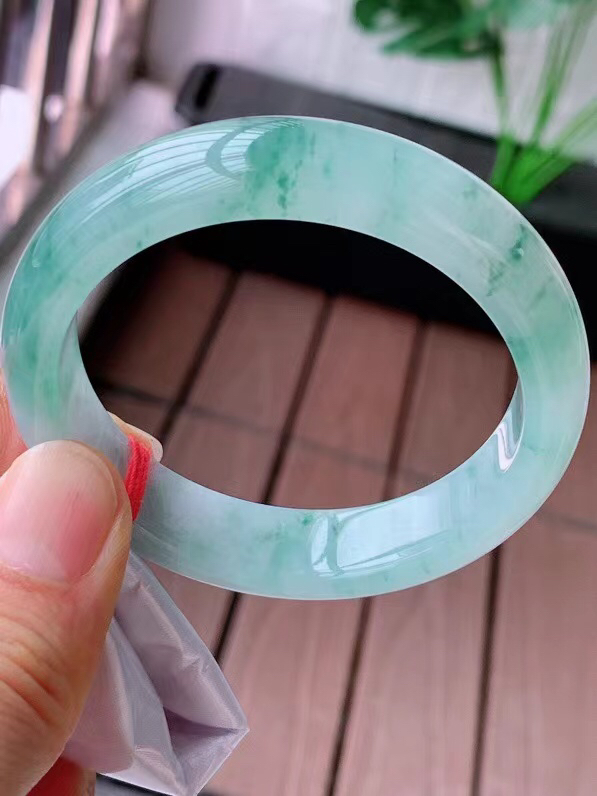 【翡翠名称】老种冰飘花52.8正圈口手镯
【翡翠尺寸】52.8/12.6/7.6mm适合51.8-54正圈口佩戴
【翡翠描述】宝贝种老水足，玉质细腻，色泽靓丽，性价比高，佩戴效果好！
【其它赠送】权威证书/精美挂绳盒子/支持全国复检