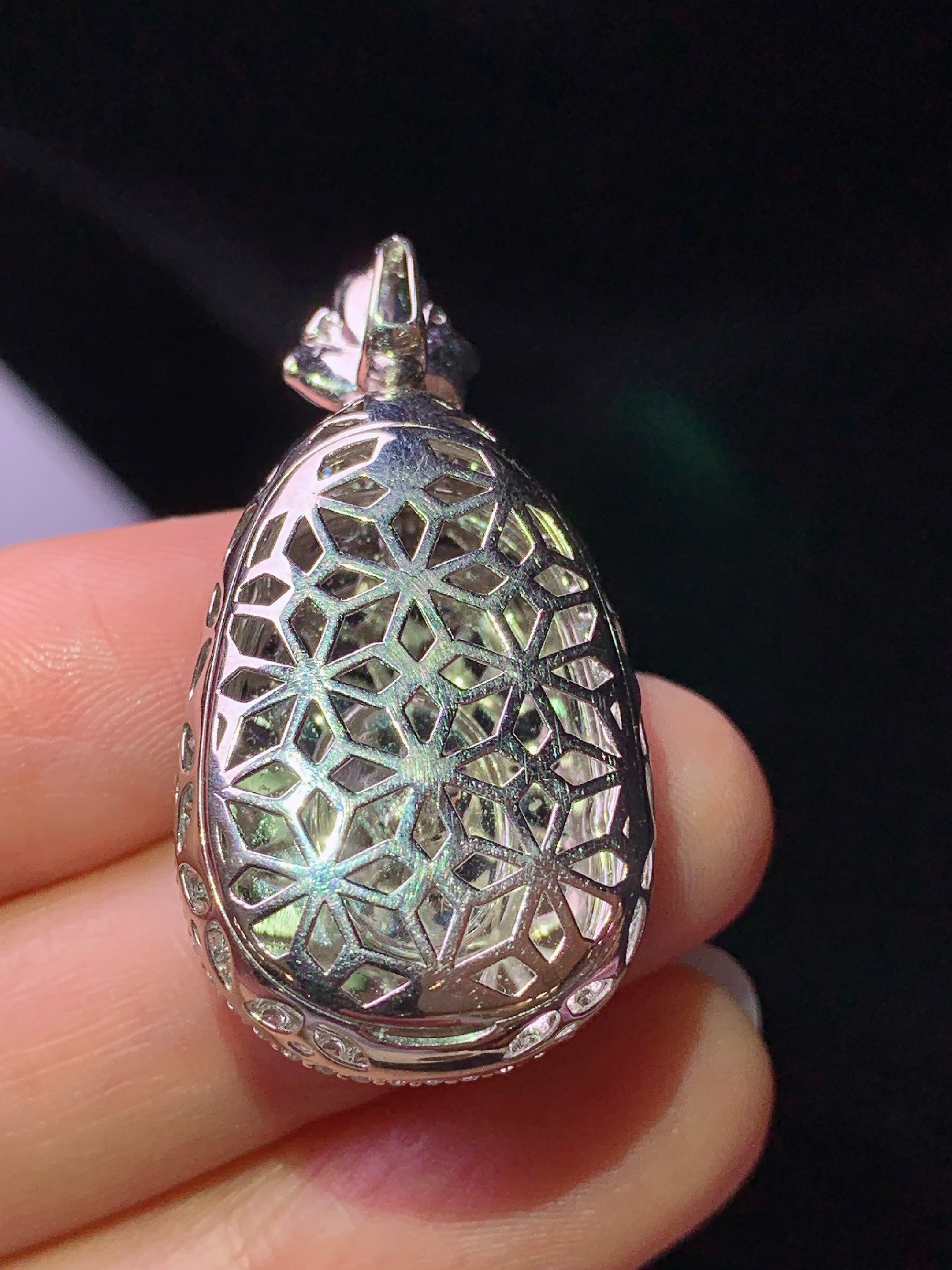 18金钻镶嵌阳绿如意吊坠 玉质细腻 色泽艳丽清新 水润亮眼 整体尺寸35.6*19*9.5y1