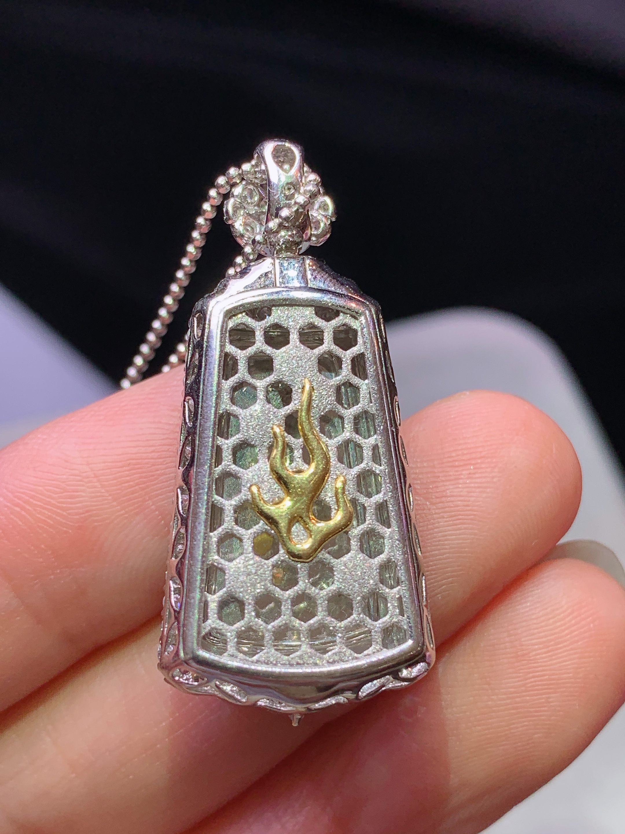 18k金钻镶嵌阳绿无事牌吊坠 玉质细腻 色泽艳丽清新 水润亮眼 整体尺寸35.6*16*7.7t1