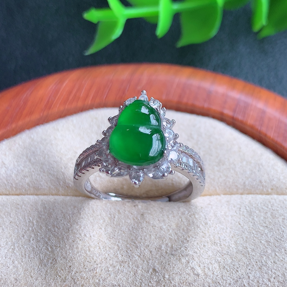 冰满绿精美翡翠葫芦戒指  玉质细腻  冰清玉润  飘花灵动  颜色漂亮  W481.16  内径尺寸
