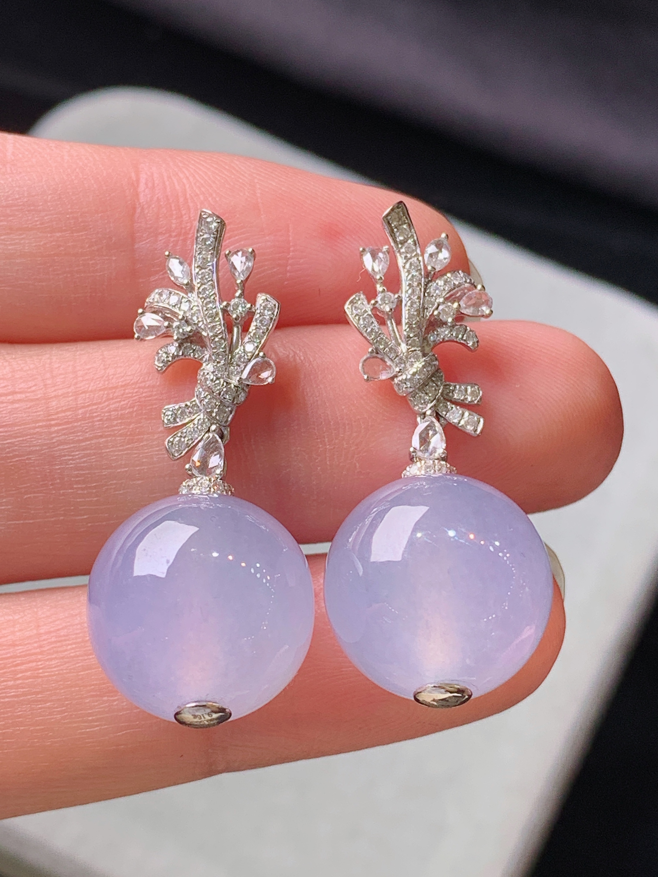 18k金钻镶嵌冰淡紫圆珠耳坠 玉质细腻 色泽艳丽清新 水润亮眼 整体尺寸32.8*13.8m5