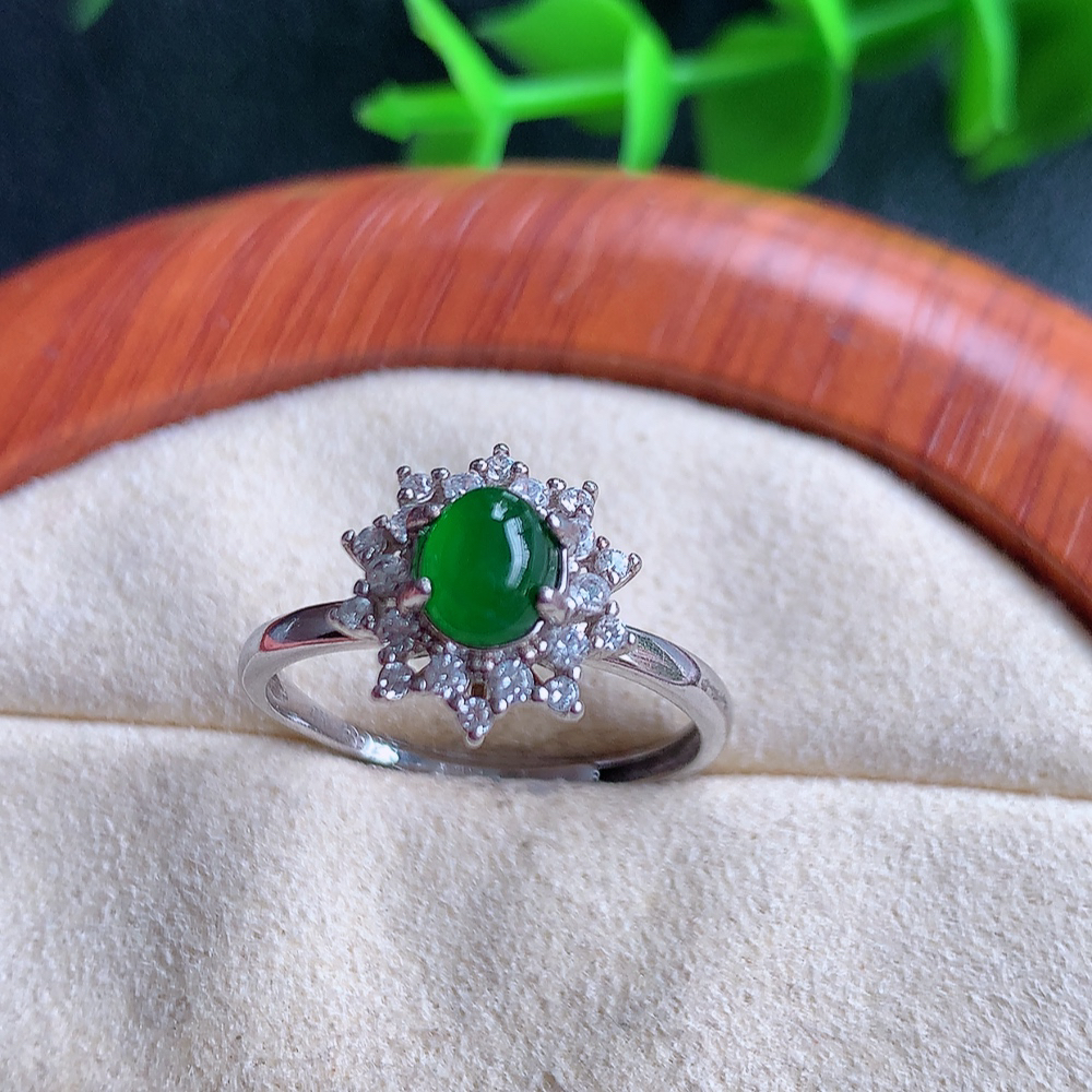 冰满绿精美翡翠蛋面戒指  玉质细腻  冰清玉润  飘花灵动  颜色漂亮  W481.16  内径尺寸：18-11.5-8.3mm  裸石尺寸：6-4.3mm