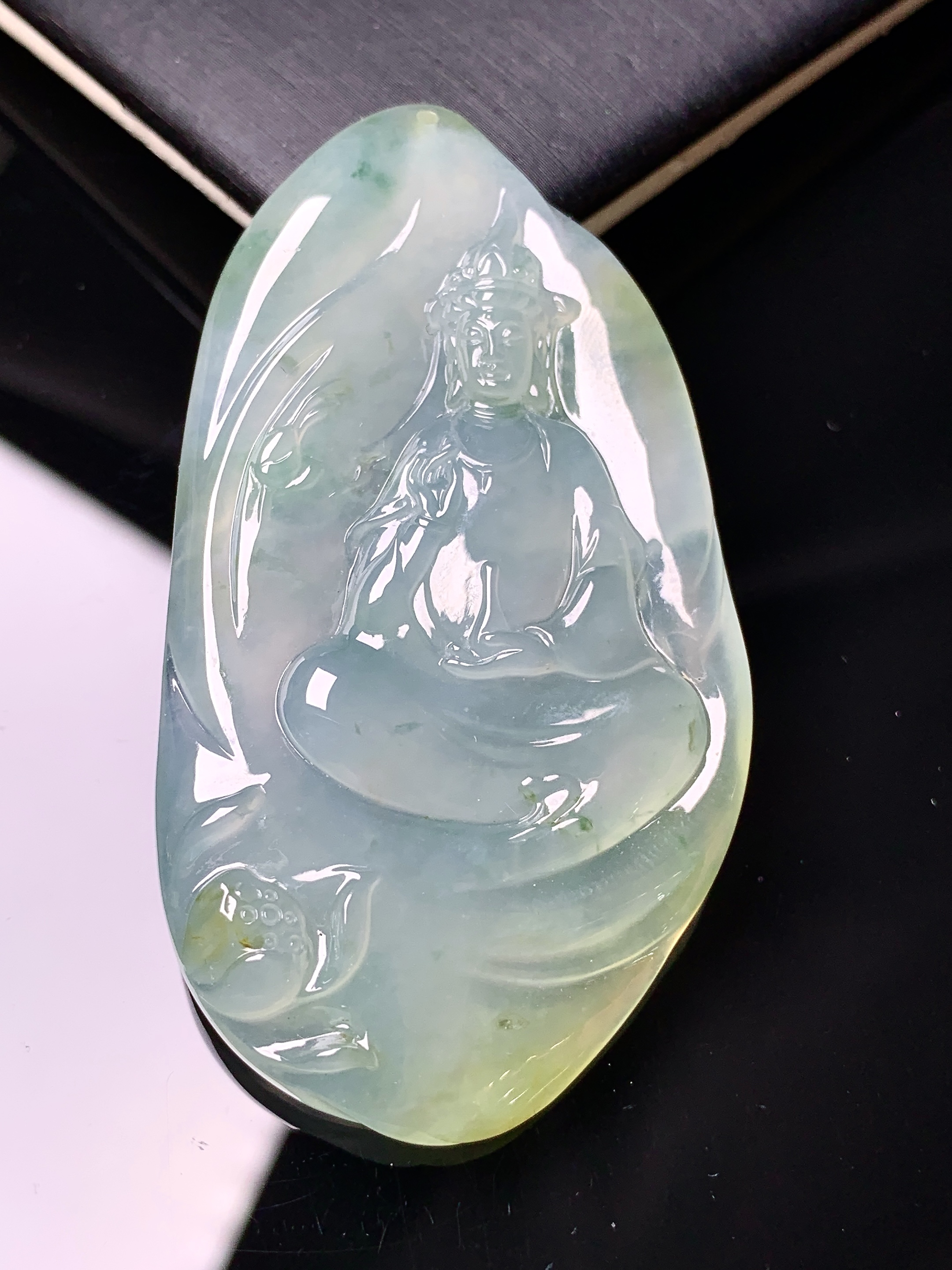 飘冰黄翡观音菩萨吊坠 玉质细腻 色泽艳丽清新 水润亮眼 整体尺寸57*31.3*5.5x7