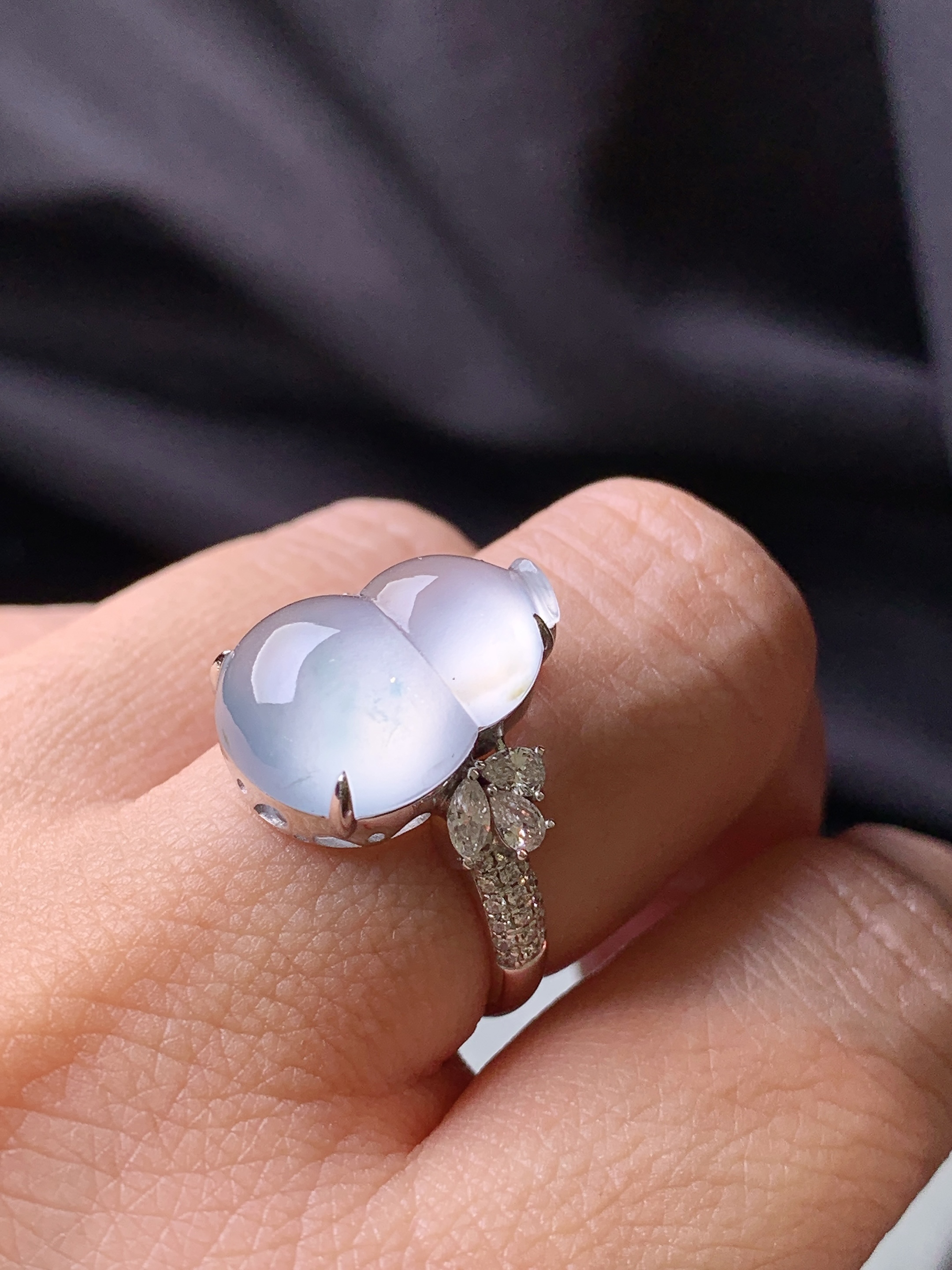 18k金钻镶嵌冰种葫芦戒指 玉质细腻 色泽艳丽清新 水润亮眼 圈口14 裸石尺寸16.6*11.8*6