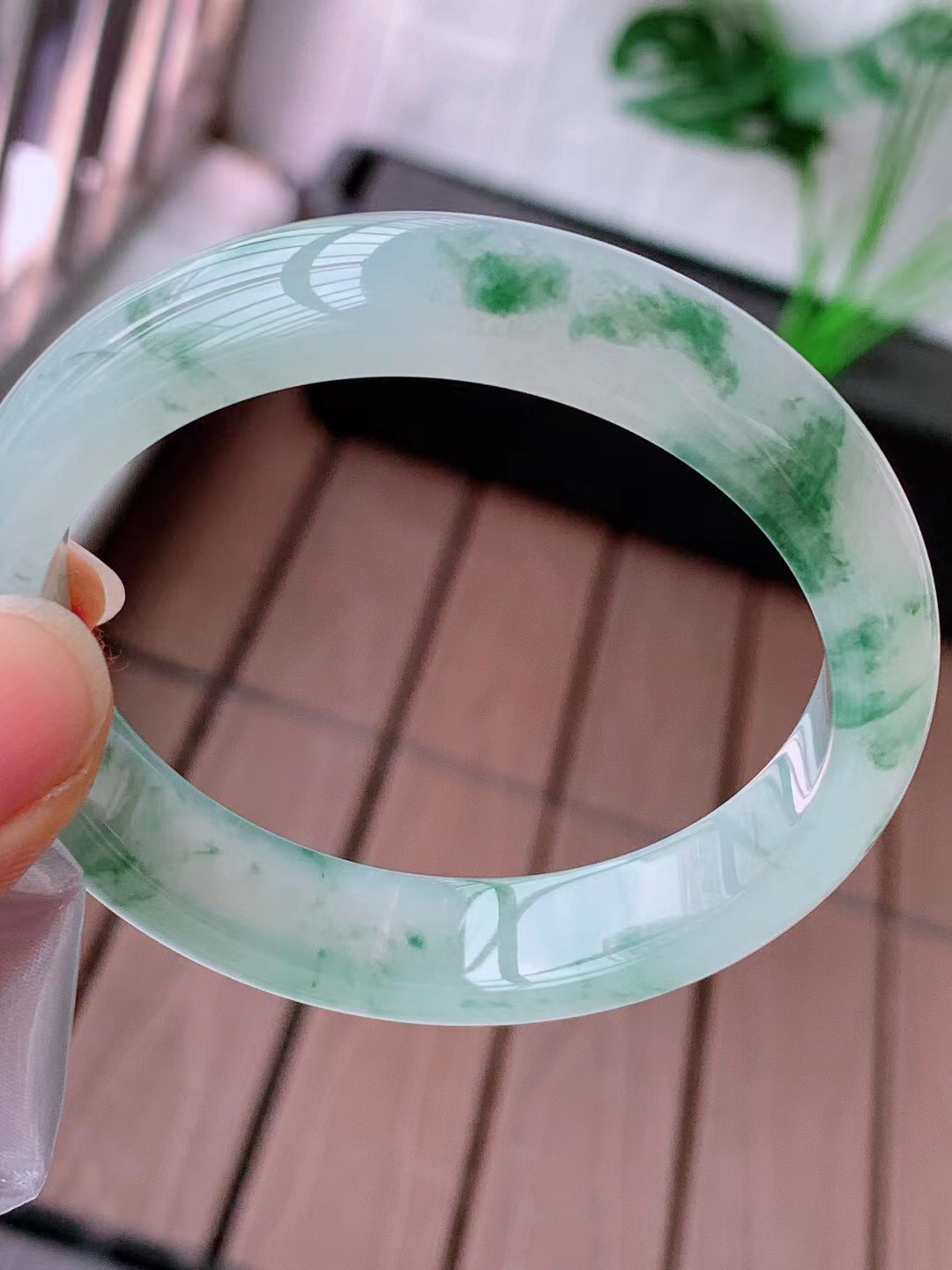 【翡翠名称】老种冰飘花53.7正圈口手镯
【翡翠尺寸】53.7/12.2/7.5mm适合52.6-55正圈口佩戴
【翡翠描述】宝贝种老水足，玉质细腻，色泽靓丽，性价比高，佩戴效果好！
【其它赠送】权威证书/精美挂绳盒子/支持全国复检