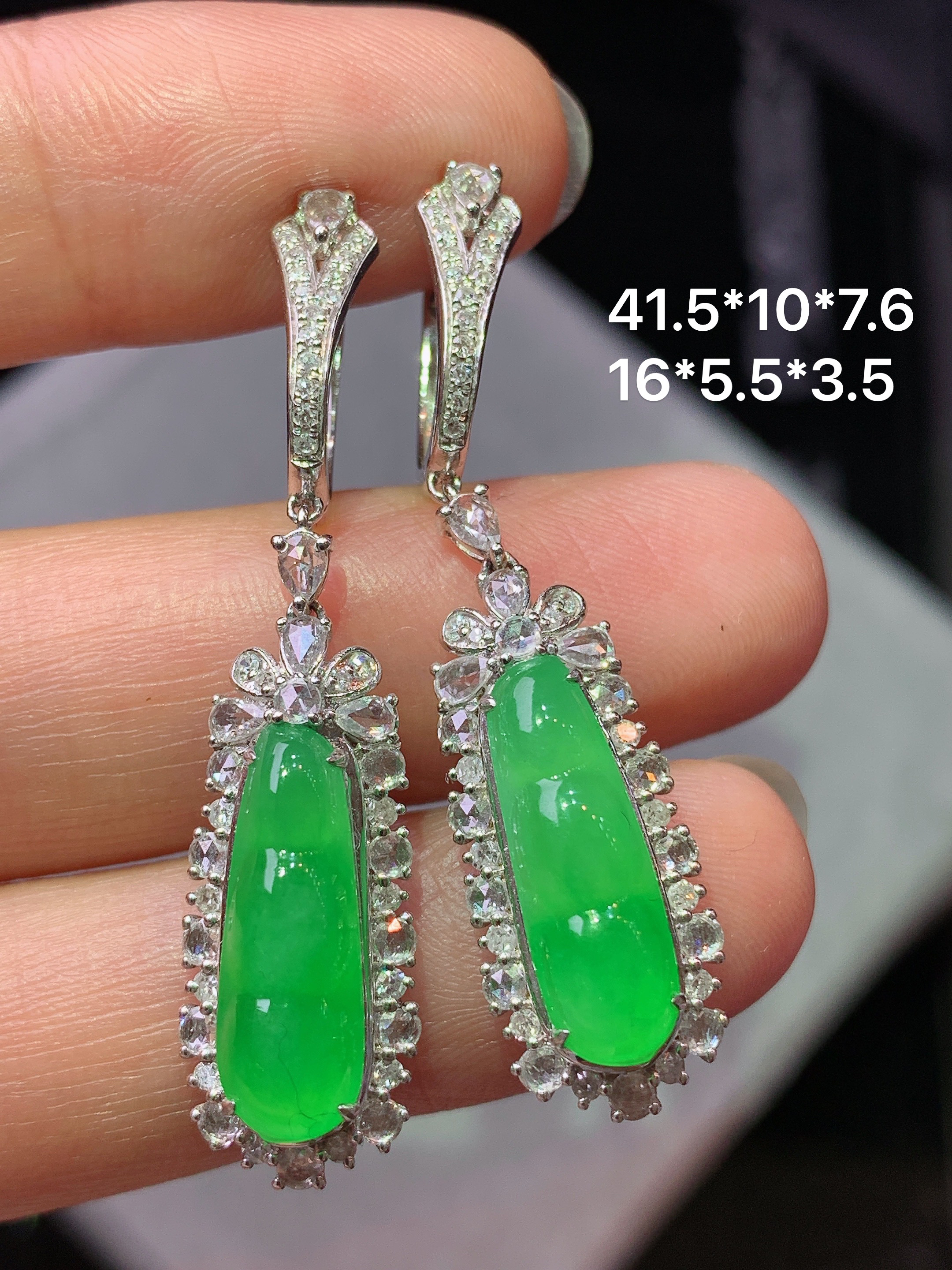 18k金钻镶嵌冰阳绿四季豆耳坠 玉质细腻 色泽艳丽清新 水润亮眼 整体尺寸41.5*10*7.6h1