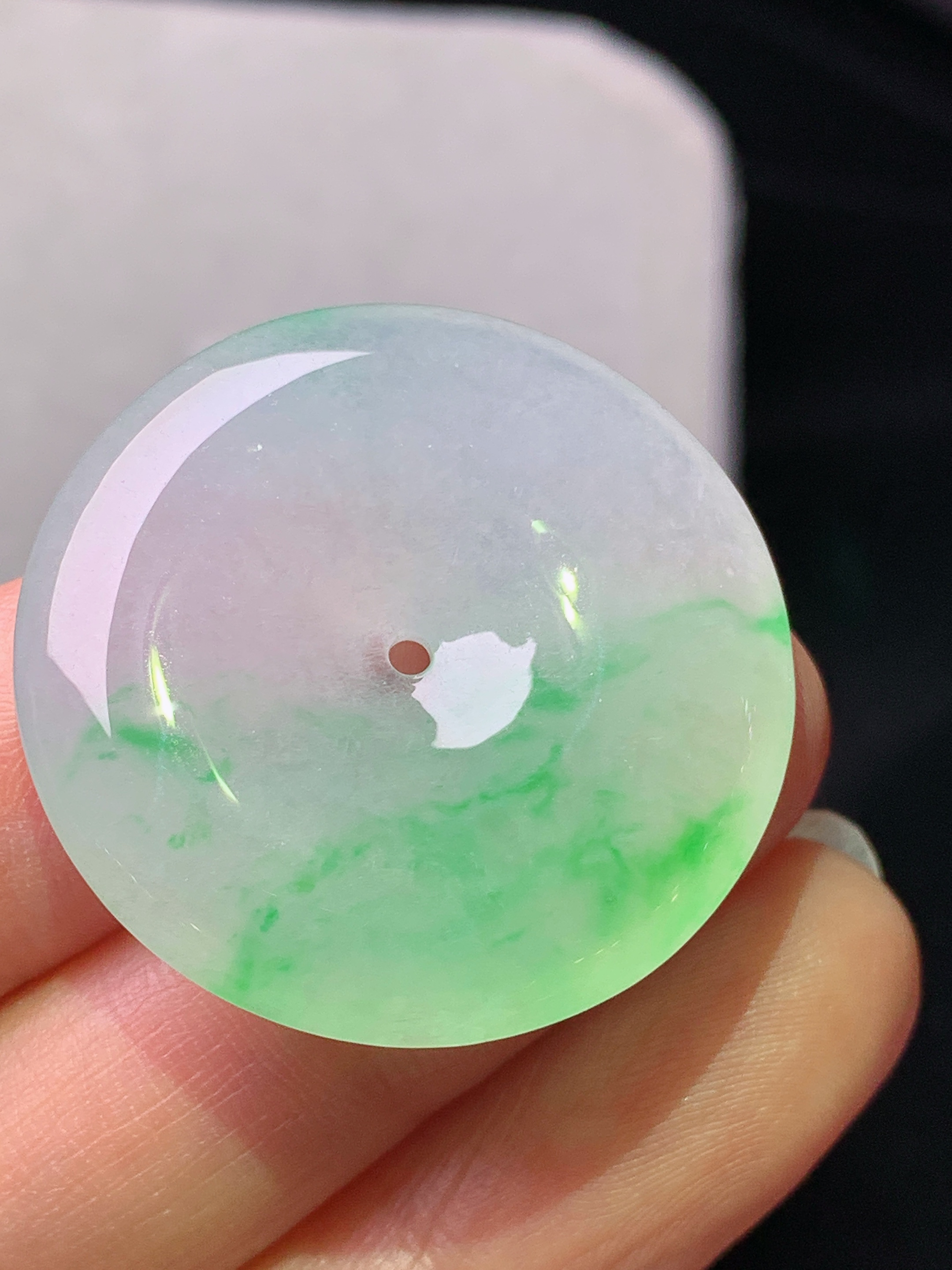 冰飘阳绿平安扣吊坠 玉质细腻 色泽艳丽清新 水润亮眼 整体尺寸29.6*5.6x1