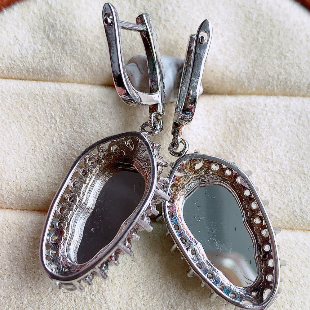 冰满绿翡翠925银镶嵌叶子耳坠，自然光实拍，翠色灵动，颜色漂亮，种老水足，品相佳，佩戴佳品！W481.16   取一整体尺寸：24.5-14-6.8mm  裸石尺寸：15.5-9mm