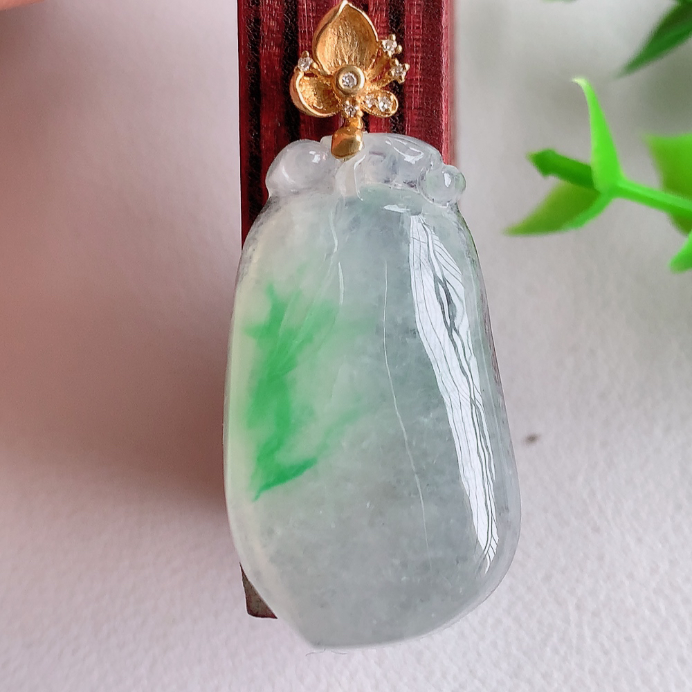 18k金扣冰润飘绿福瓜翡翠吊坠，呱呱来财，福气满满的美好寓意，清新自然  沁人心脾，造型独特，清秀高雅  W01.16  整体尺寸：42-19-6.8mm   裸石尺寸：34-19-6.8mm
