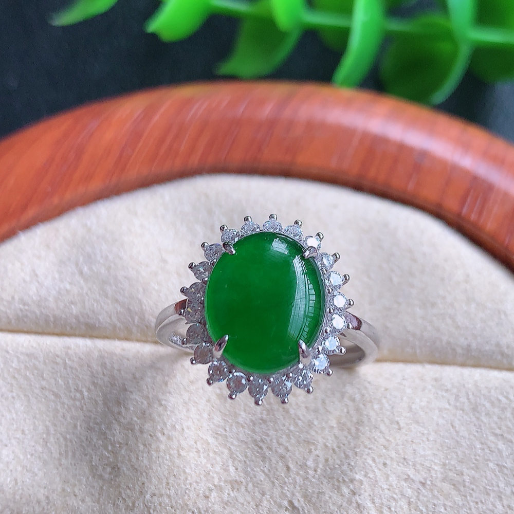 冰满绿精美蛋面翡翠戒指  玉质细腻  冰清玉润  飘花灵动  颜色漂亮  W815.16  内径尺寸：17-15-6mm  裸石尺寸：11-9mm
