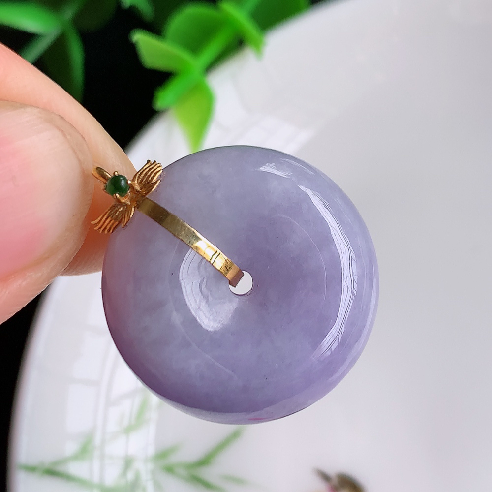 18k金冰润紫罗兰平安扣吊坠，厚装饱满，冰润剔透，细腻水足，种质润泽，飘花灵动，佩戴优雅大气，W49.16   整体尺寸：26-22.3-11mm   裸石尺寸：22.3-11mm