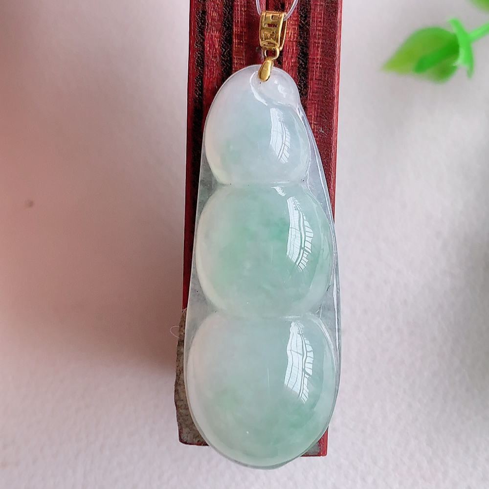 18k金扣冰润福豆翡翠挂件，老种飘花  冰清玉洁  胶感十足  寓意“四季平安，福气满满”颜色鲜艳，清新自然，饱满通透   W49.16  尺寸：37-14.3-6.2mm