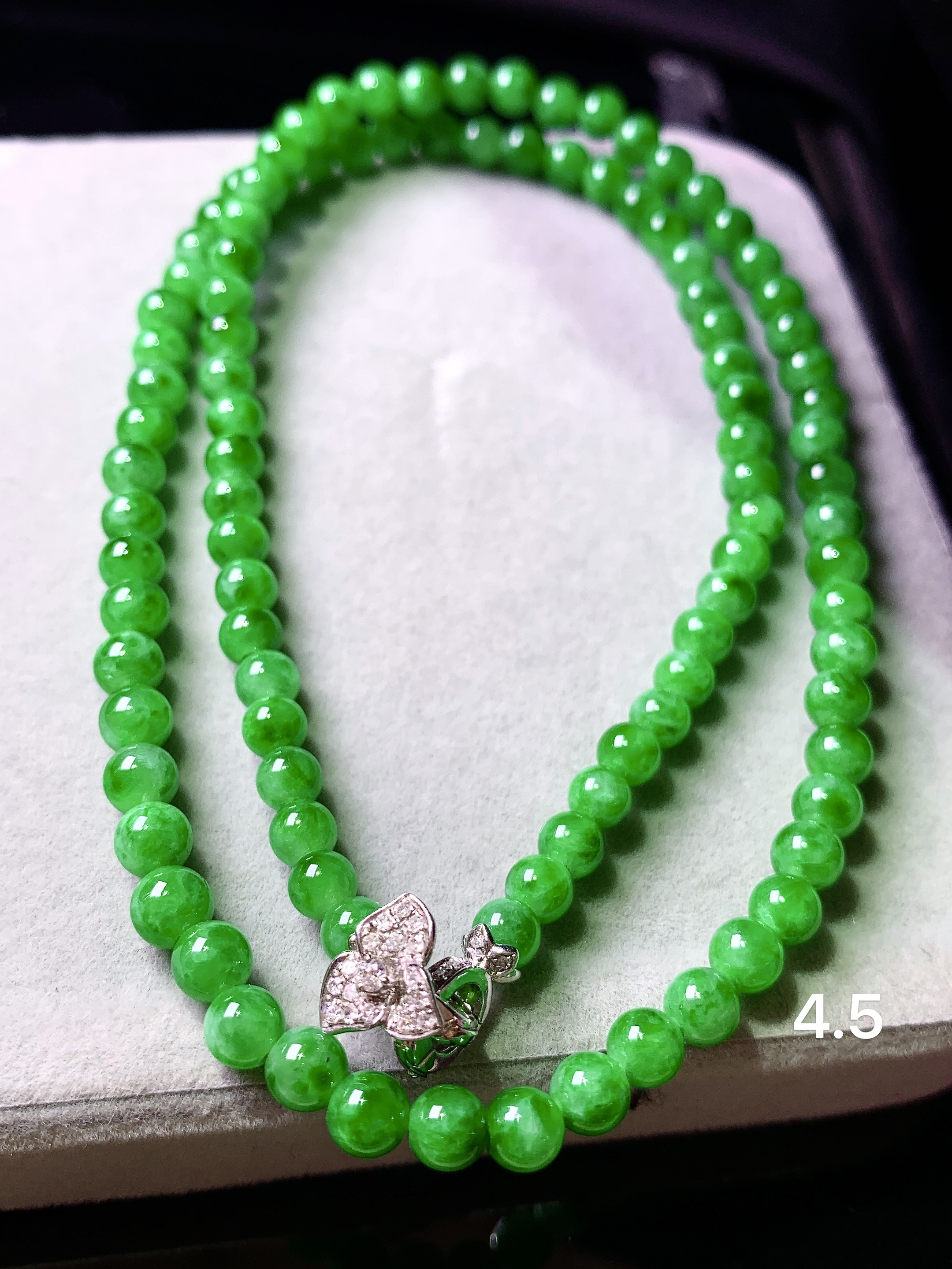 阳绿圆珠项链 玉质细腻 色泽艳丽清新 水润亮眼 整体尺寸4.5m5