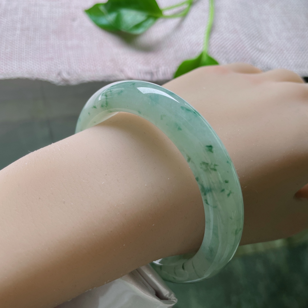 56.9/11.8/8.7，飘花正圈，水润细腻，种老，腕间藏山河，一镯醉流光。无裂，ss50039a