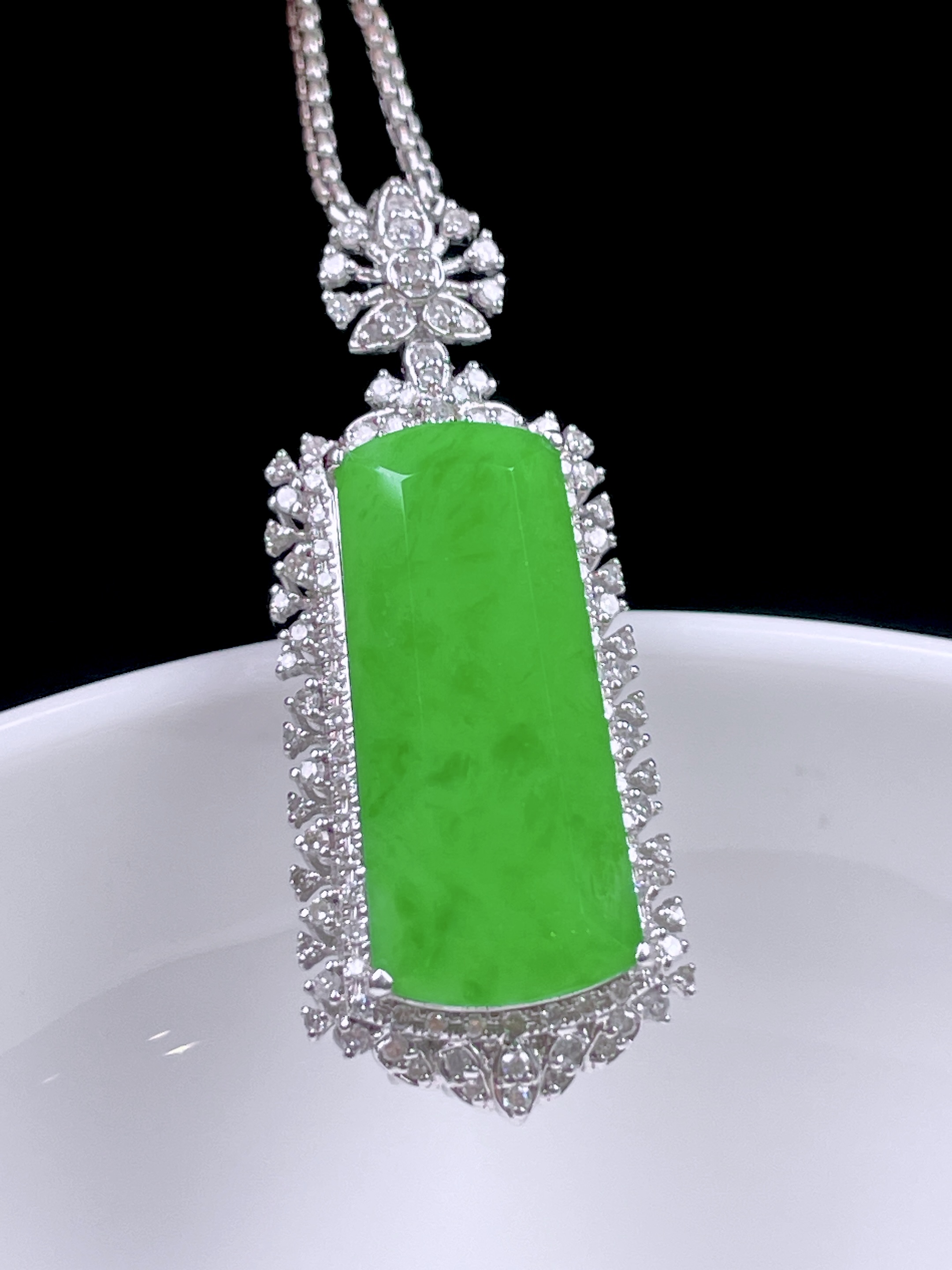 ️ 满色阳绿无事牌，色阳色浓，种老水润，18k金镶嵌：33.7/13.3/9.5，裸石：19.8/