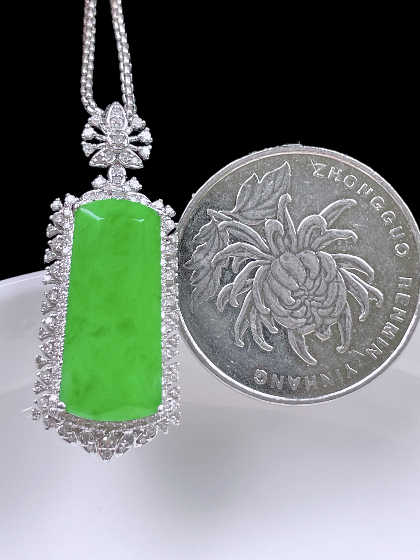 ️ 满色阳绿无事牌，色阳色浓，种老水润，18k金镶嵌：33.7/13.3/9.5，裸石：19.8/9.5