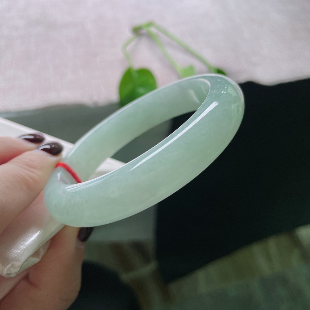 56.8/12.8/8，浅绿底正圈，芙蓉绿，干净清爽，自然通透，一点皮纹不显，无裂，ss50715a