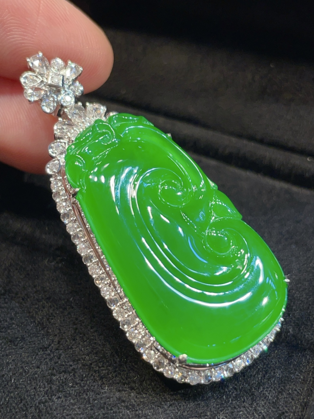 ️满阳绿如意吊坠，盈盈翠色一水间 清新明媚，18k真金真钻镶嵌～，51.8-23.2-12-36.5-20.2-3