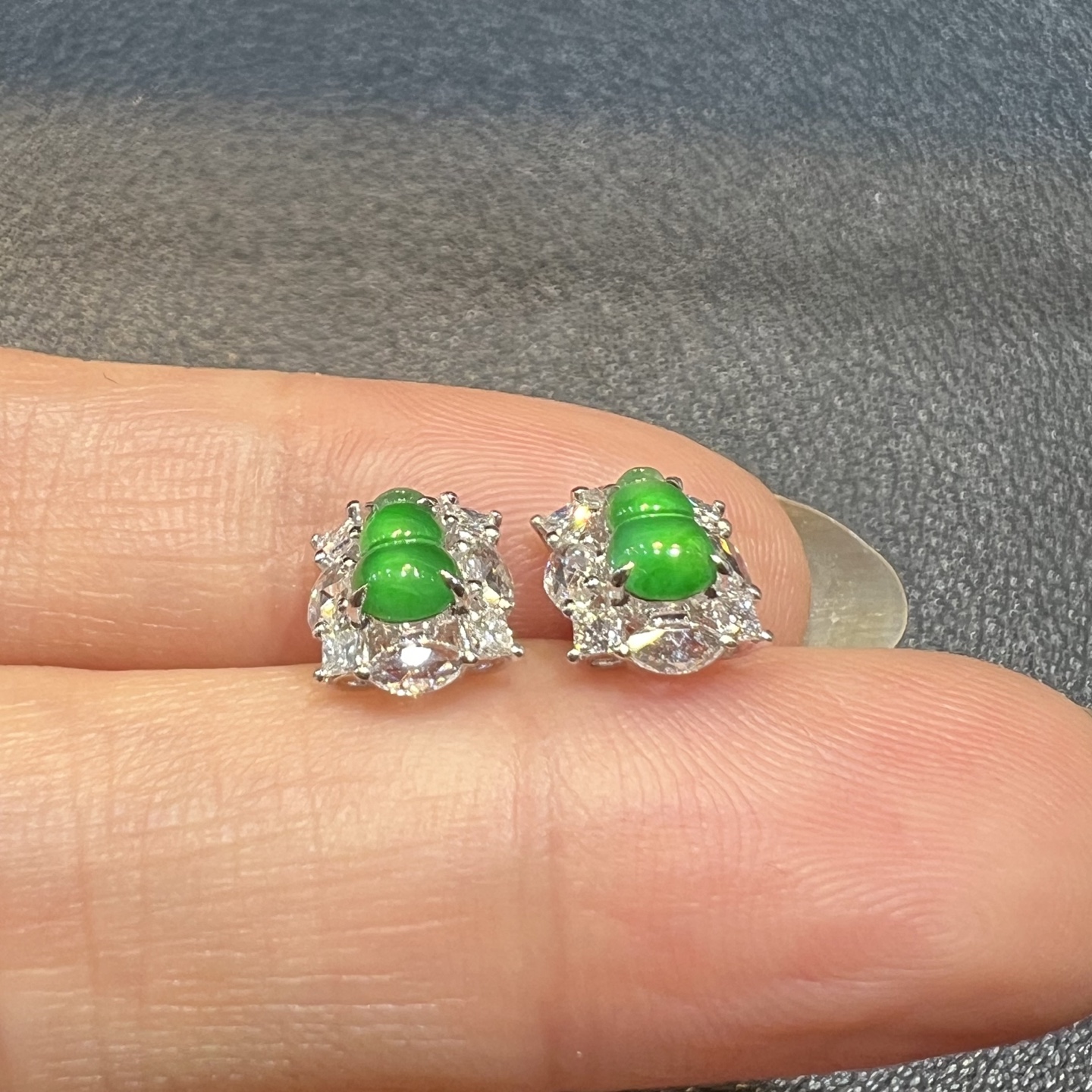 ️18k金钻石镶嵌冰种起荧光阳绿小葫芦耳钉高端小精品天然缅甸翡翠A货，8.8-7.1-5.2
