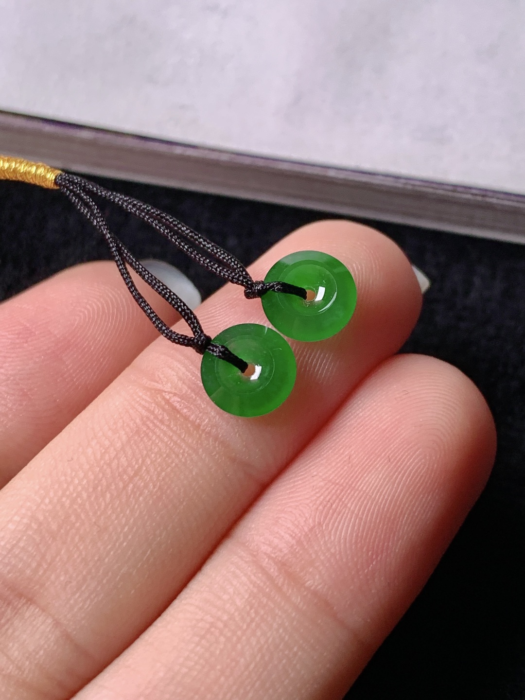 ️冰绿扣子一对，色泽浓艳，0417尺寸6.8*2.3/6.6*2.3