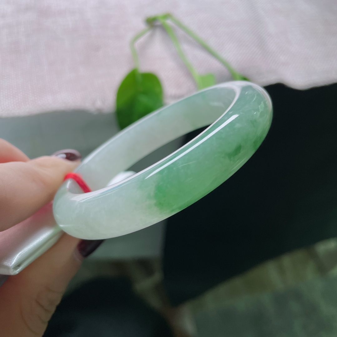 55.3/10.7/7.9飘绿正圈，像极了雨后的山林，清透的底子上，浮着几缕鲜活的绿。无裂，ss50755a