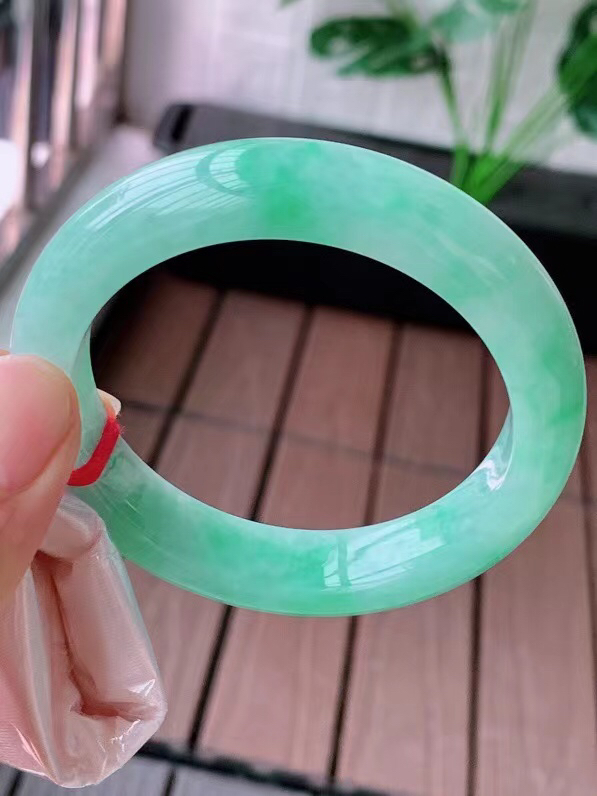 【翡翠名称】老种冰润飘绿花54.2正圈口手镯
【翡翠尺寸】58.8/14.5/7mm适合57.8-6