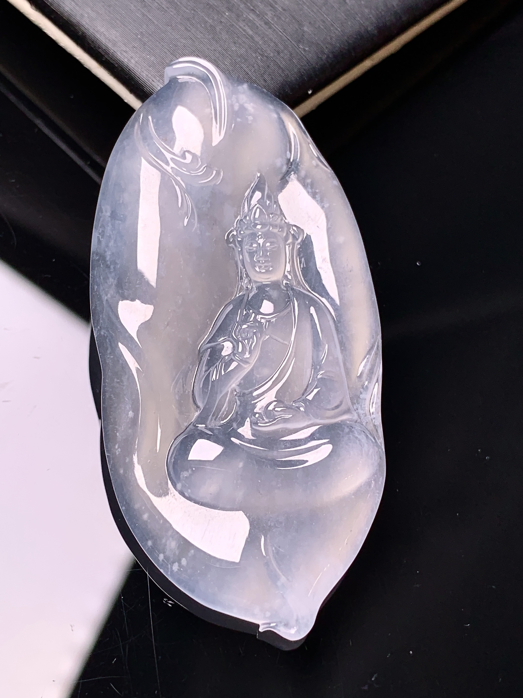 冰种观音菩萨吊坠 玉质细腻 色泽艳丽清新 水润亮眼 整体尺寸52.8*25.3*5x7