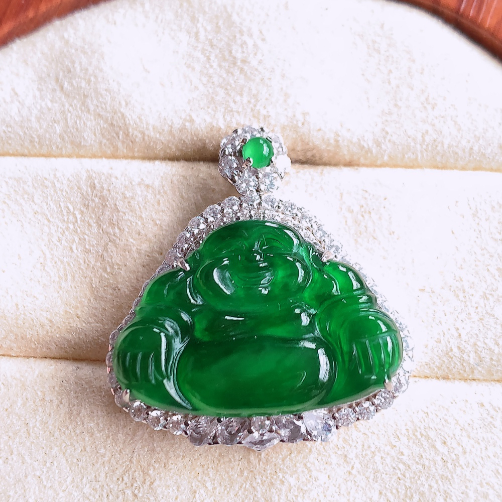 925银镶冰润满绿佛公挂件 玉质细腻  精雕弥勒佛，笑佛福耳垂肩，面相喜庆，开怀大笑，憨态可掬。惟妙惟肖，寓意福禄双全，吉祥美满，笑口常开 W481.16  整体尺寸：27-25-8.8mm   裸石尺寸：15.5-22.8mm
