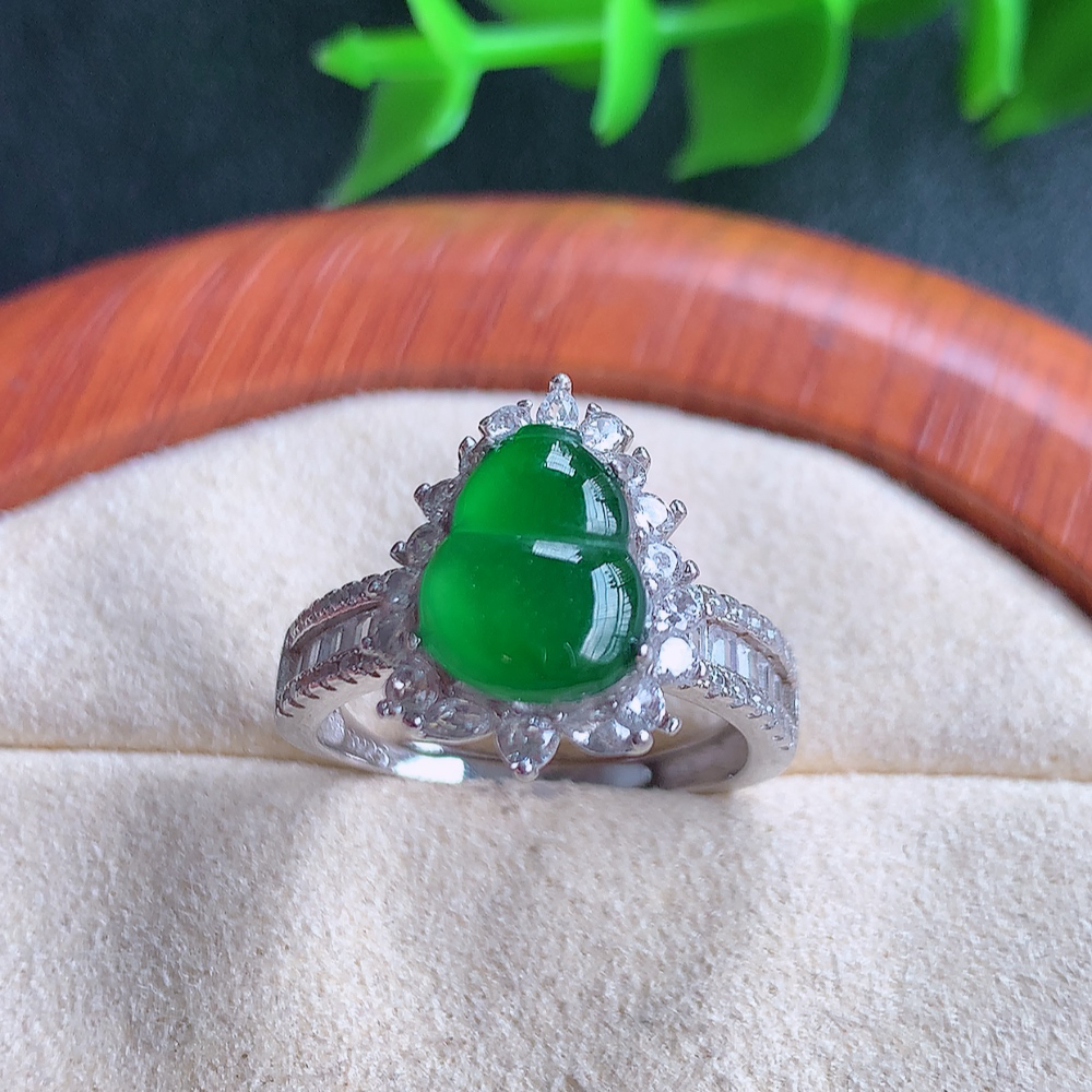 冰满绿精美翡翠葫芦戒指  玉质细腻  冰清玉润  飘花灵动  颜色漂亮  W481.16  内径尺寸：17-15.5-8mm  裸石尺寸：10-7.5mm