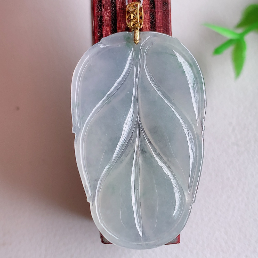 18k金扣冰润飘花金枝玉叶翡翠吊坠  老种起胶感  飘花灵动  寓意“金枝玉叶，大业有成，一夜成名”  饱满大气，水润通透。W49.16  尺寸：37-23.3-3.5mm