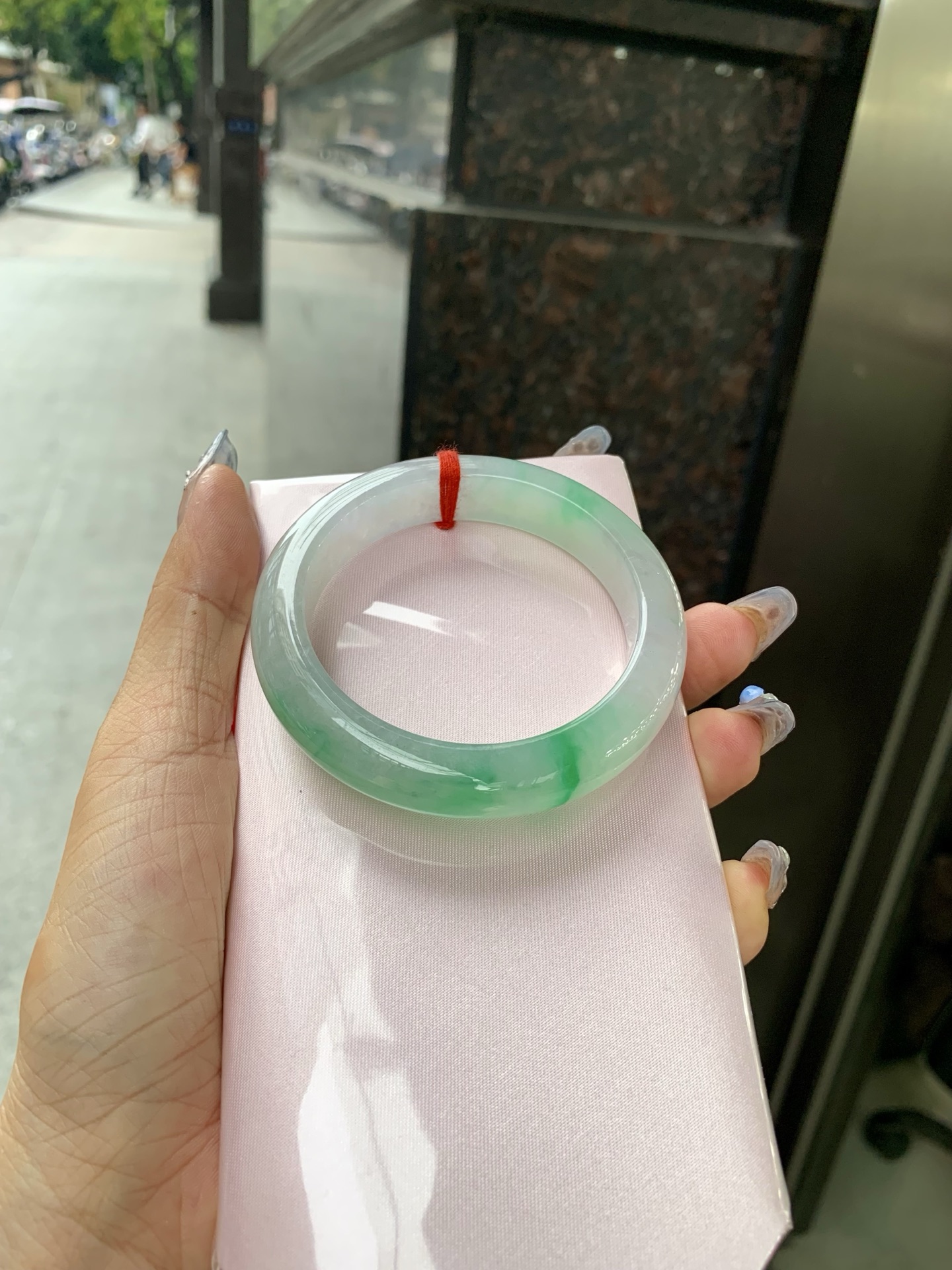 冰飘阳绿正圈53.5/12.1/8.80417-N461打灯细纹。底妆冰润清透，飘金丝阳绿花，鲜艳得像新冒头的嫩芽，灵动清新，即柔和又充满生机。