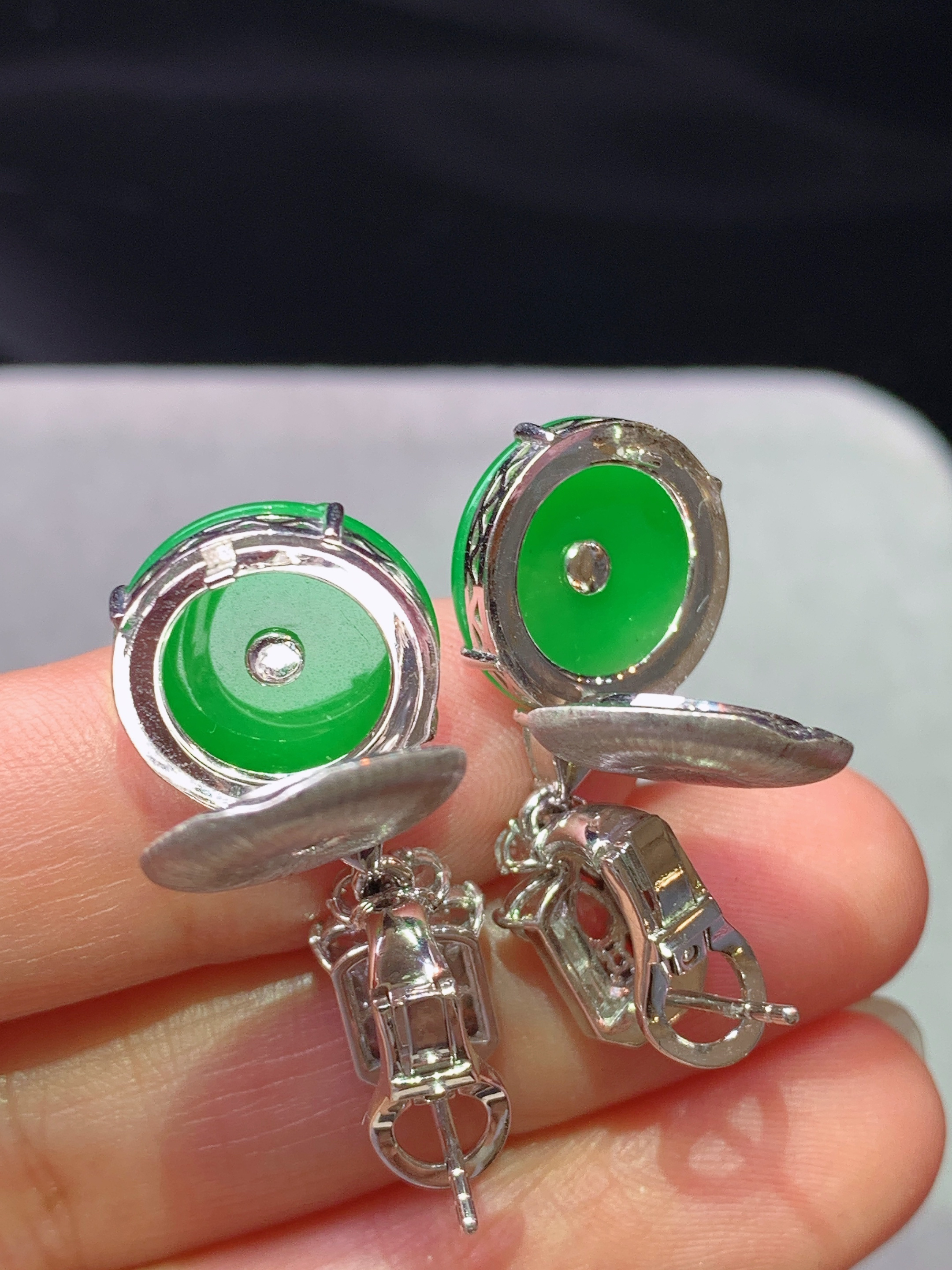 18k金钻镶嵌阳绿平安扣耳坠 玉质细腻 色泽艳丽清新 水润亮眼 整体尺寸28*13.2*5.8g1