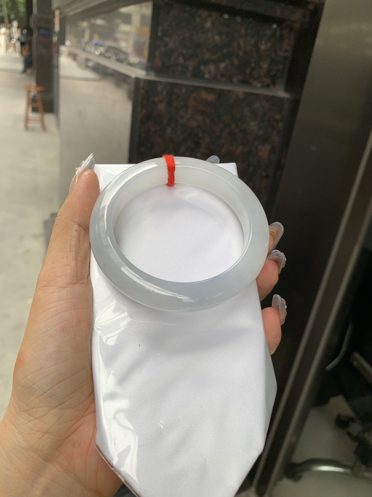 淡紫正圈，无暇。底妆干净细腻，胶感十足，淡淡的紫韵如烟似雾，意境飘渺