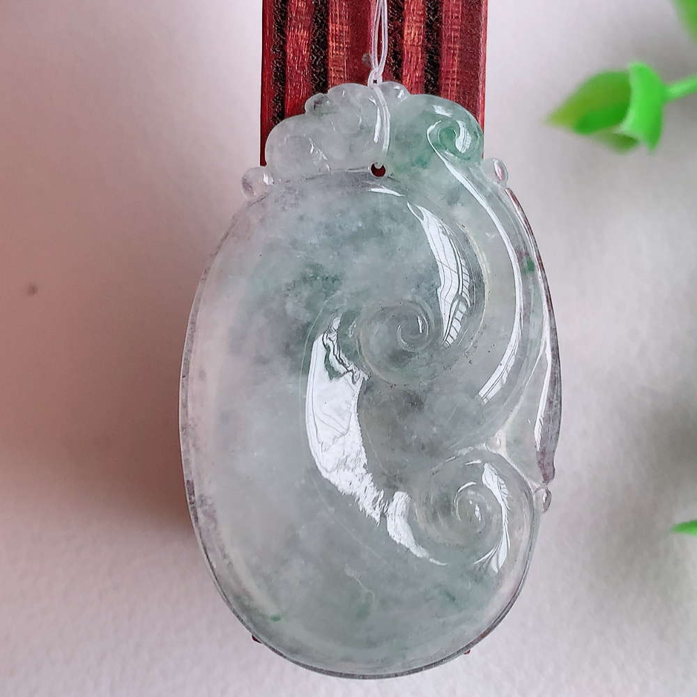 冰润飘花吉祥如意翡翠吊坠  寓意“万事如意，吉祥如意,福寿绵长 心想事成”饱满大气，通透水润  W49.16 尺寸：36.5-23.5-5mm
