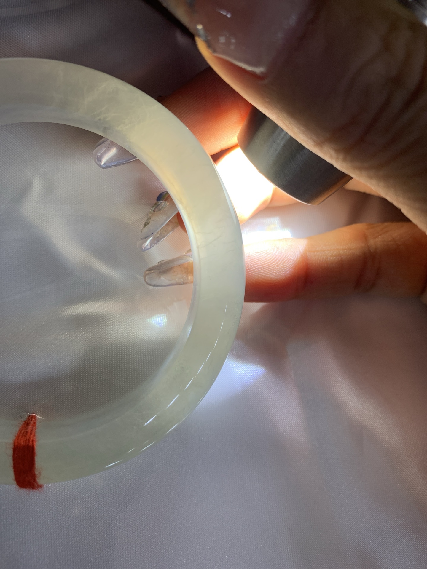 白冰正圈52.5-8.5-11.70417-H783-40打灯棉絮，底妆冰润细腻，一腕清透，简约清爽，不挑肤色年龄，给人一种清雅脱俗，天真纯美的感觉，真不愧是翡翠中的初恋