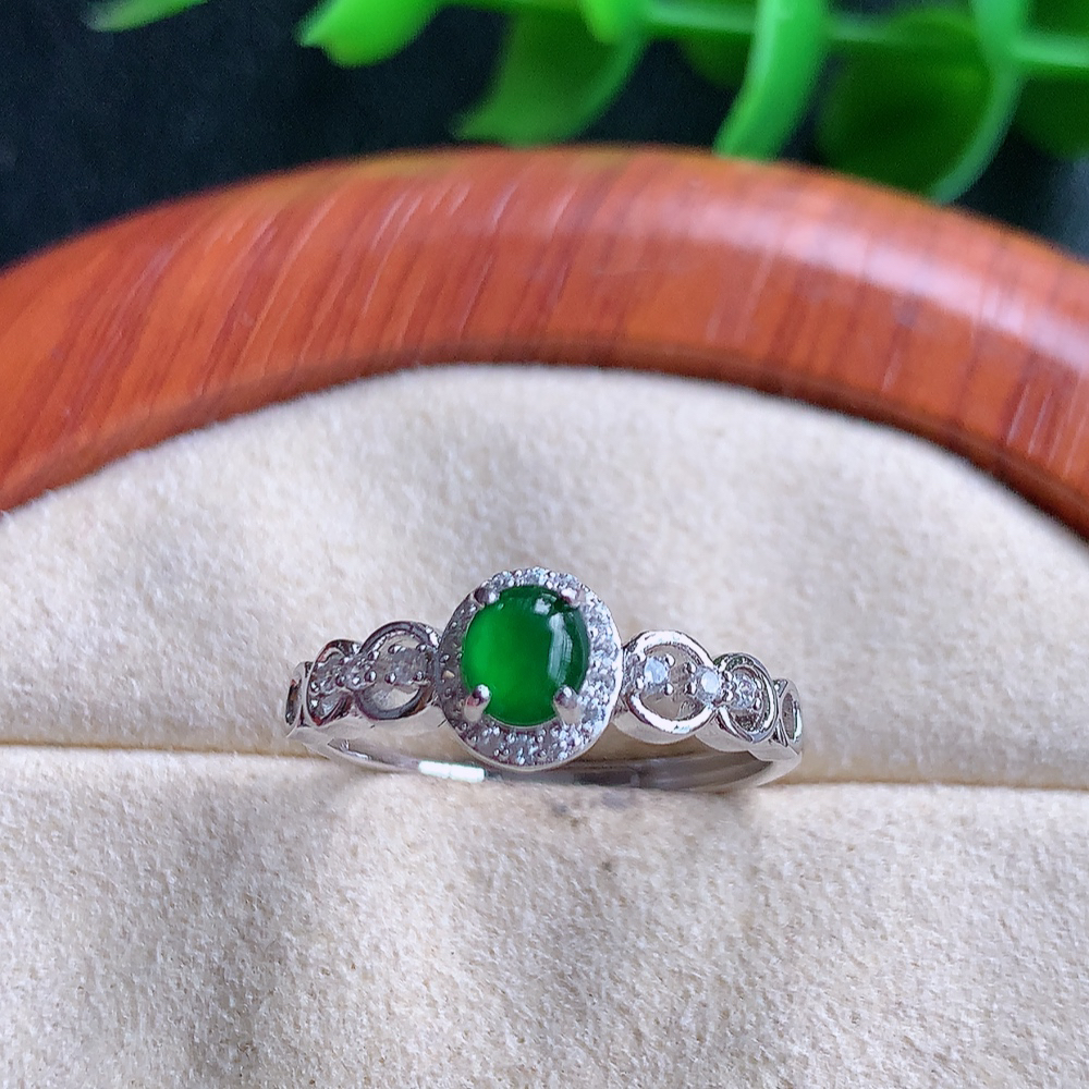 冰满绿精美蛋面翡翠戒指  玉质细腻  冰清玉润  飘花灵动  颜色漂亮  W815.16  内径尺寸：17.5-7-5mm  裸石尺寸：5-4mm