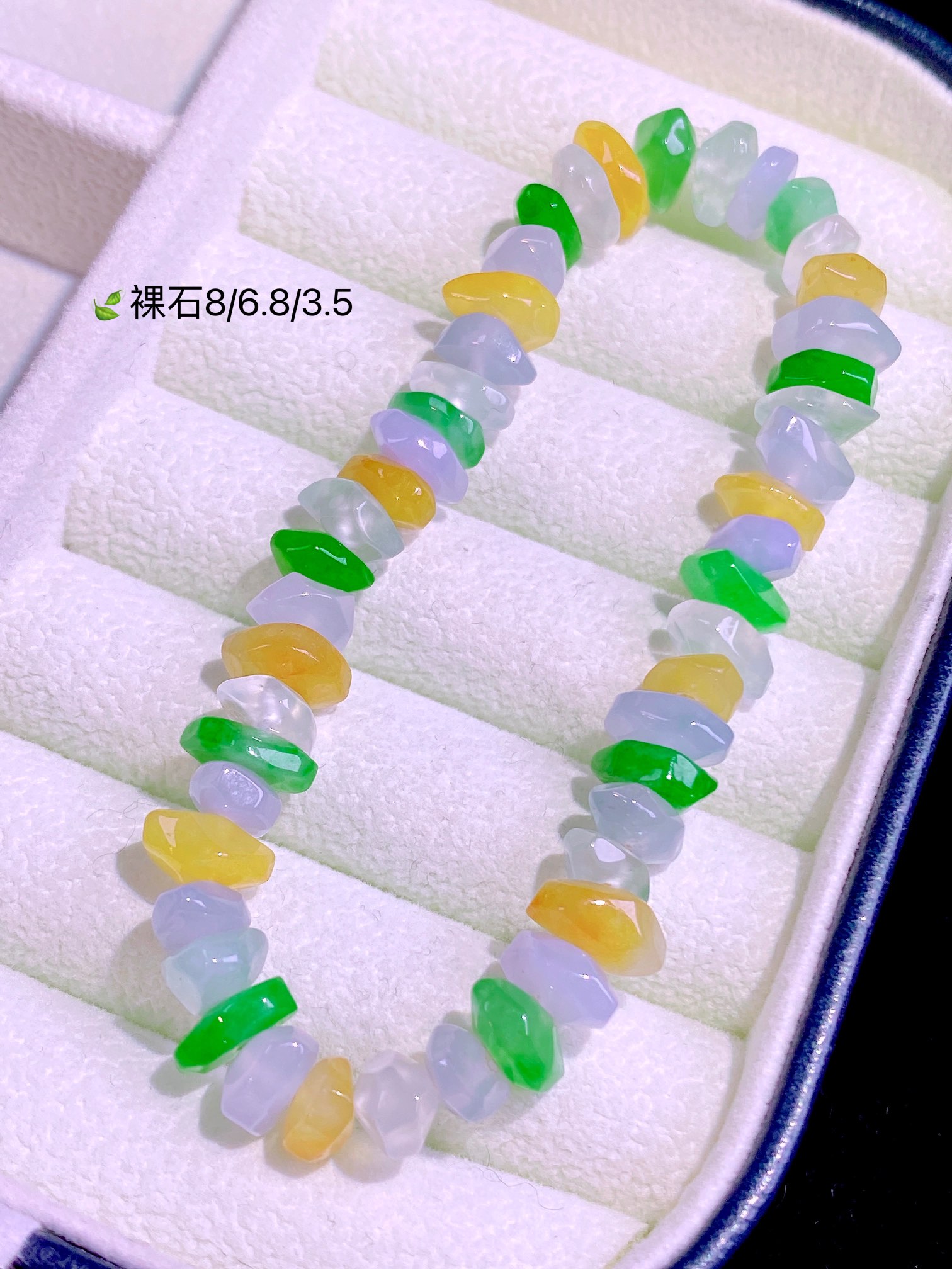 ️ 所有美好 长驻你心 …天然翡翠冰种多彩手串 说不尽的婉约 冰种起胶品质卓越 佩戴高贵华美 十分