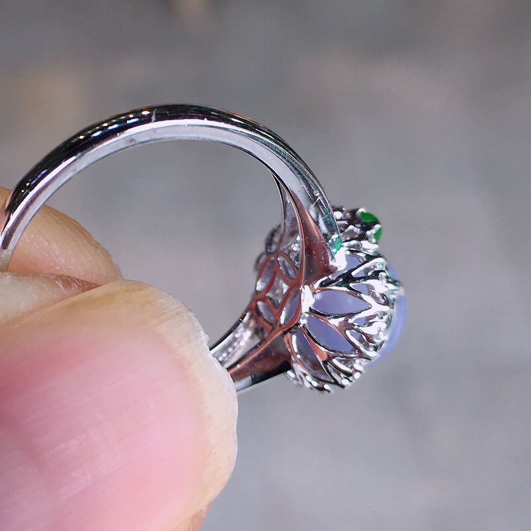 紫罗兰蛋面戒指，色泽均匀艳丽，玉质细腻，荧光感超
强，饱满圆润，尽显优雅气质，18k
金豪华镶嵌