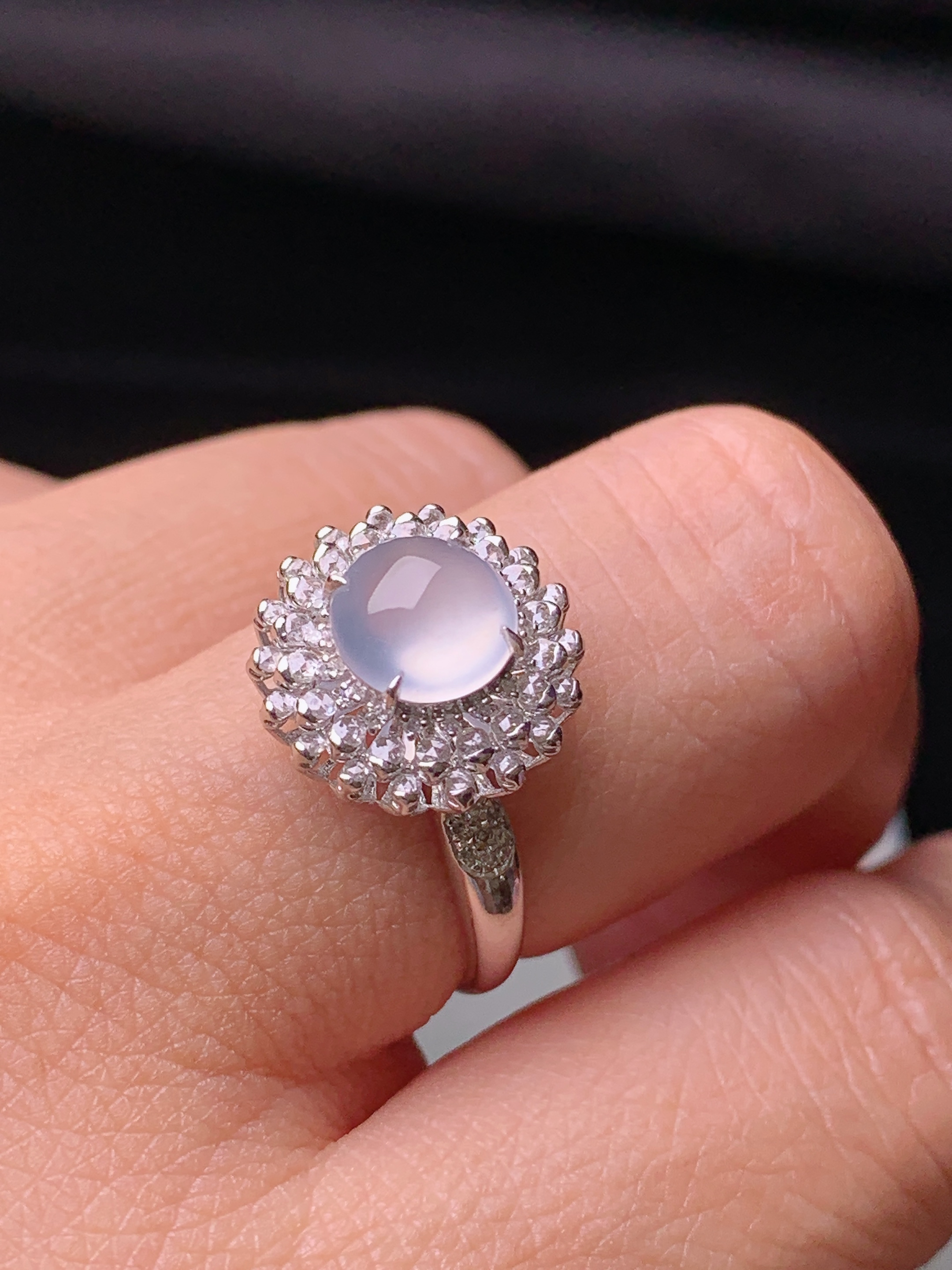 18k金钻镶嵌冰种蛋面戒指 玉质细腻 色泽艳丽清新 水润亮眼 圈口14 整体尺寸13.2*9.5t1