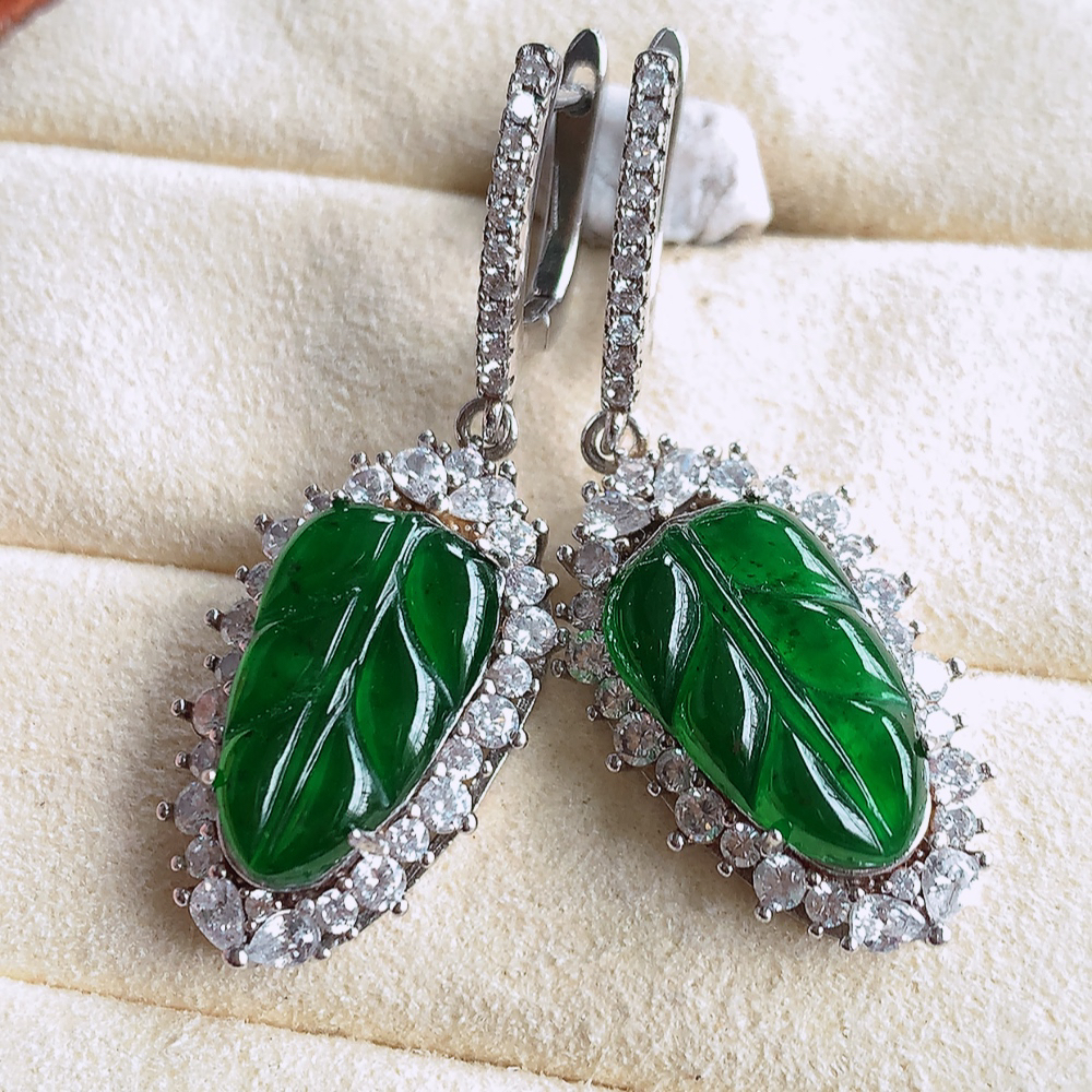 冰满绿翡翠925银镶嵌叶子耳坠，自然光实拍，翠色灵动，颜色漂亮，种老水足，品相佳，佩戴佳品！W481.16   取一整体尺寸：24.5-14-6.8mm  裸石尺寸：15.5-9mm