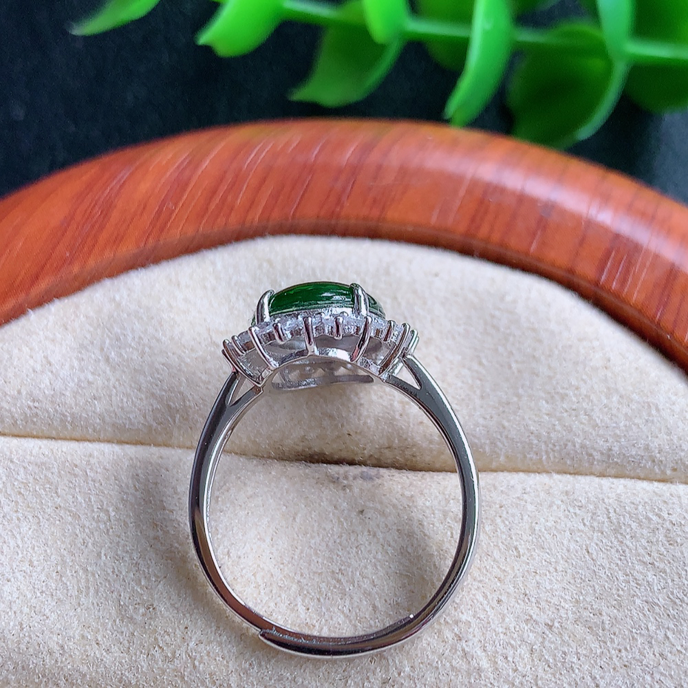 冰满绿精美蛋面翡翠戒指  玉质细腻  冰清玉润  飘花灵动  颜色漂亮  W815.16  内径尺寸：17-15-6mm  裸石尺寸：11-9mm