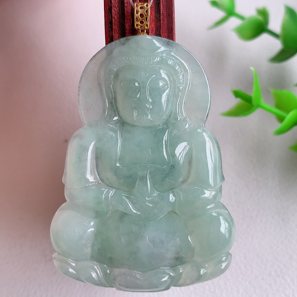 18k金扣冰润精雕观音吊坠，法相端庄大气，工艺精湛，种色浓郁，细腻饱满冰润，种老水足，收藏佳品，佩戴