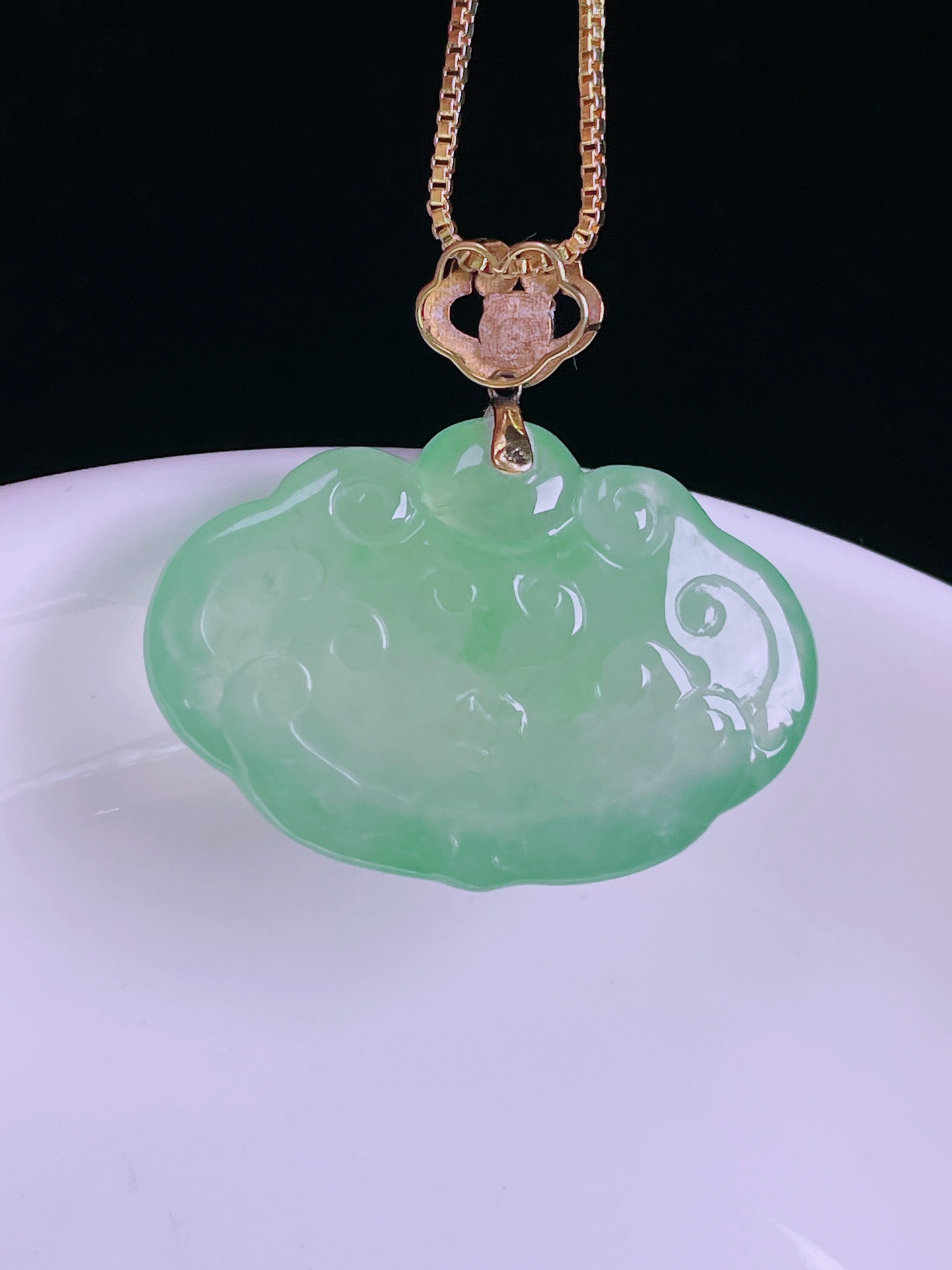 ️冰绿如意，老种起光，细底通透，尺寸：25.7。19.3/27.3/7.9mm0417