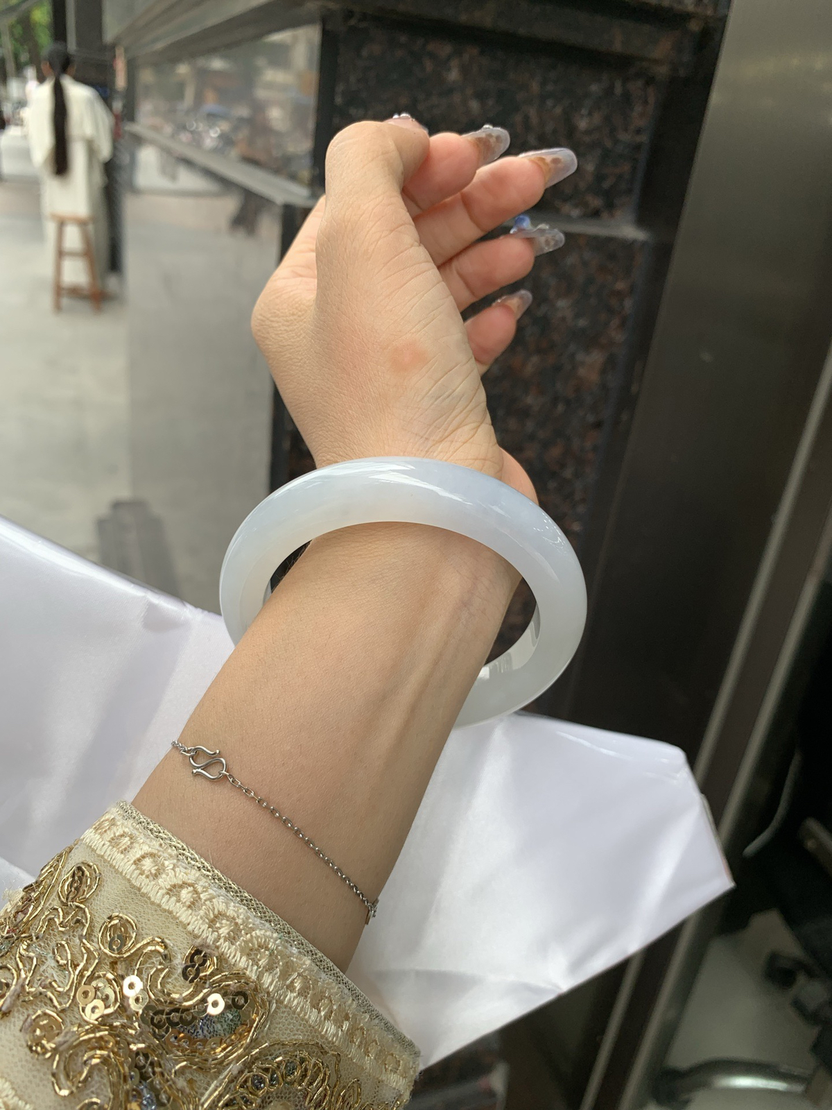 淡紫正圈，无暇。底妆干净细腻，胶感十足，淡淡的紫韵如烟似雾，意境飘渺