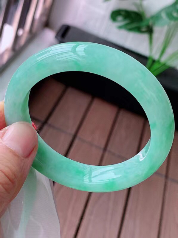 【翡翠名称】老种冰润飘绿花54.2正圈口手镯
【翡翠尺寸】58.8/14.5/7mm适合57.8-60正圈口佩戴
【翡翠描述】宝贝种老水足，玉质细腻，色泽靓丽，性价比高，佩戴效果好！
【其它赠送】权威证书/精美挂绳盒子/支持全国复检