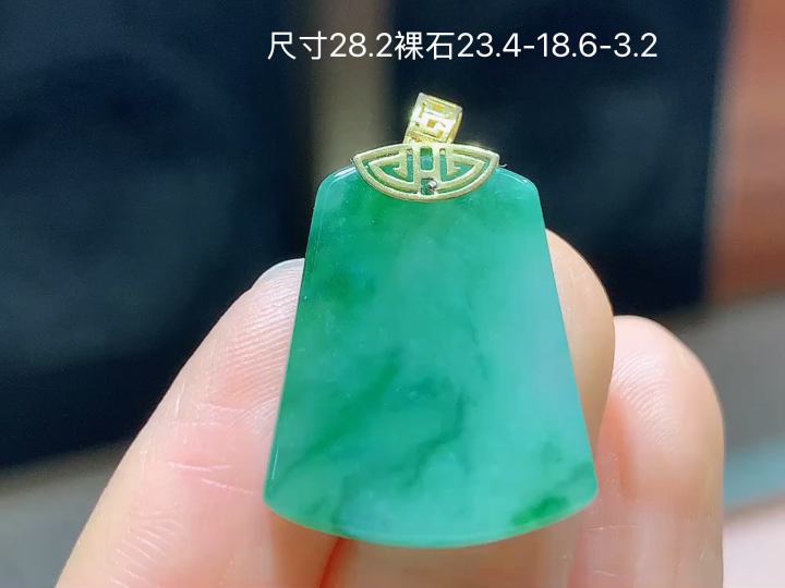 ️18K 冰飘花无事牌吊坠 无裂，23.4-18.6-3.2