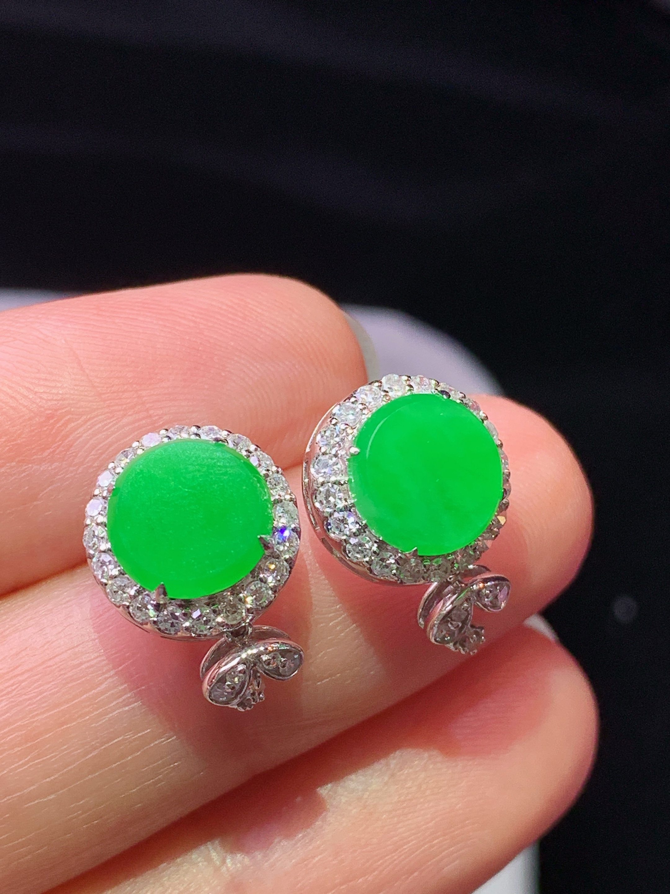 18k金钻镶嵌阳绿圆通耳钉 玉质细腻 色泽艳丽清新 水润亮眼 整体尺寸15.5*10.2*5.2h1