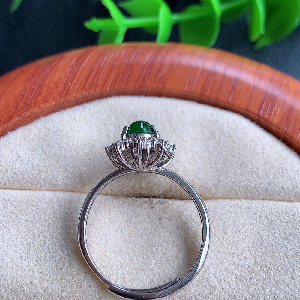 冰满绿精美翡翠蛋面戒指  玉质细腻  冰清玉润  飘花灵动  颜色漂亮  W481.16  内径尺寸：18-11.5-8.3mm  裸石尺寸：6-4.3mm