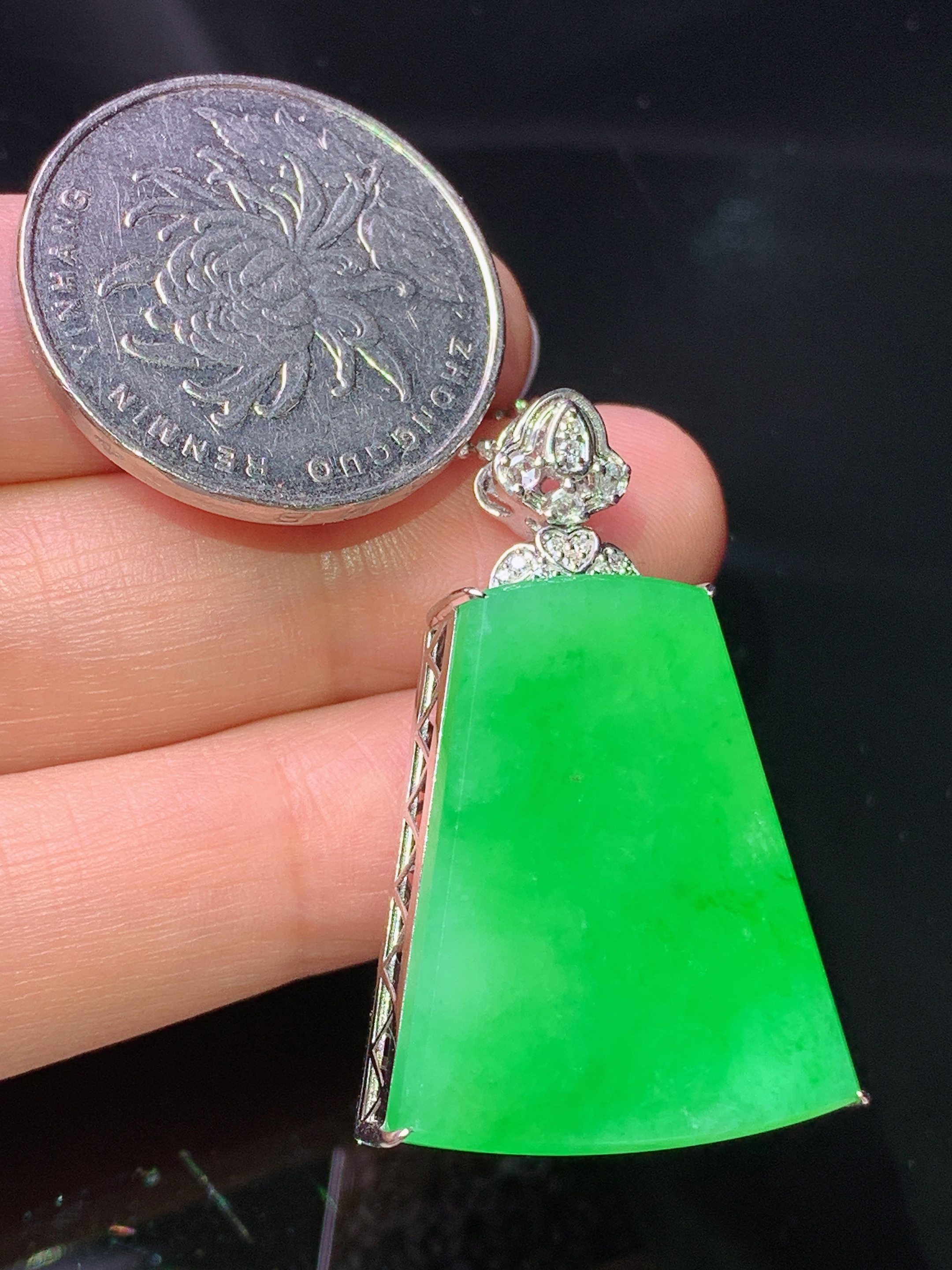 18k金钻镶嵌阳绿无事牌吊坠 玉质细腻 色泽艳丽清新 水润亮眼 整体尺寸37.2*22.5*10y1