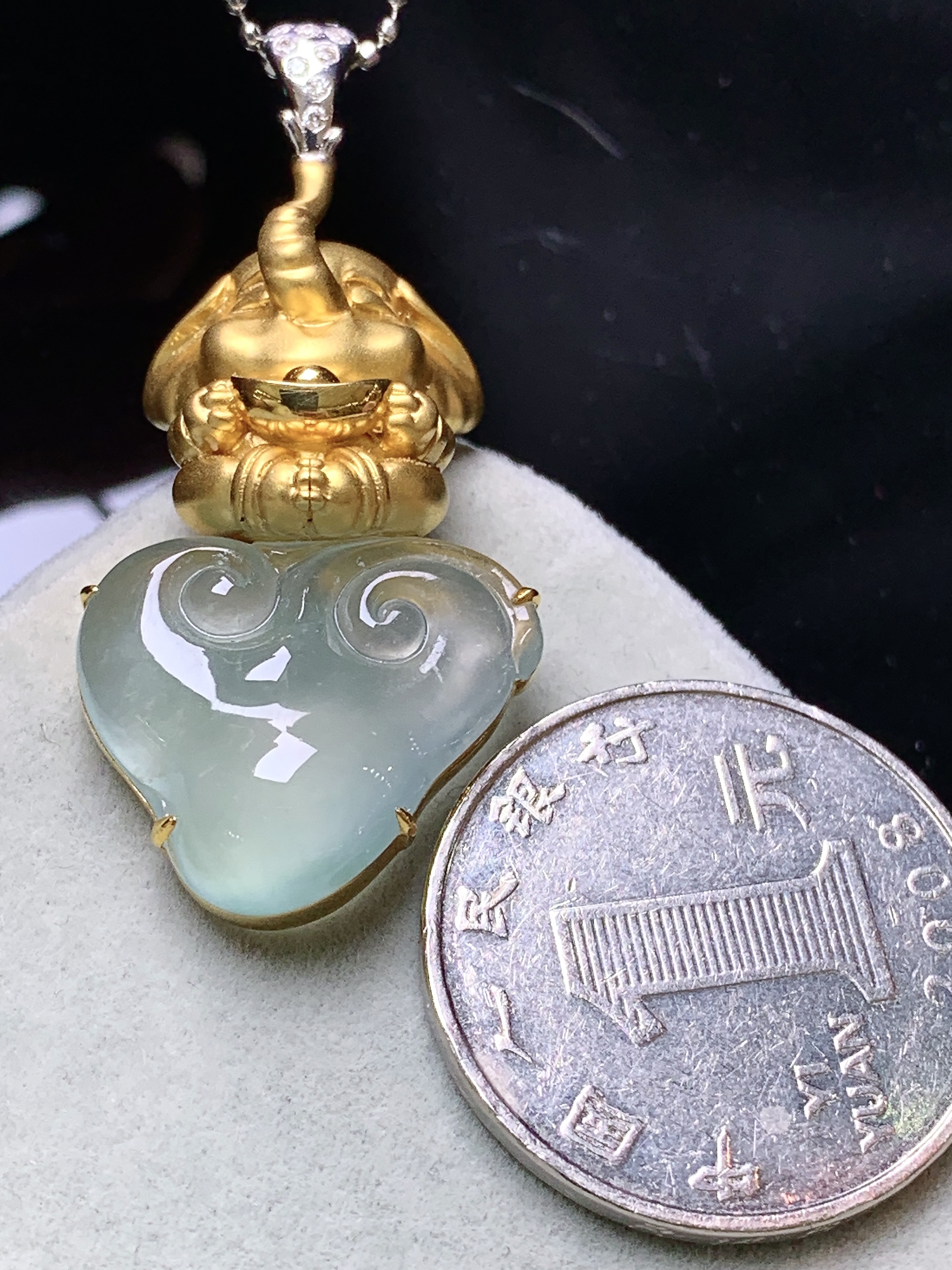 18k金钻镶嵌冰种如意吊坠 玉质细腻 色泽艳丽清新 水润亮眼 整体尺寸42.6*20*7.2m5